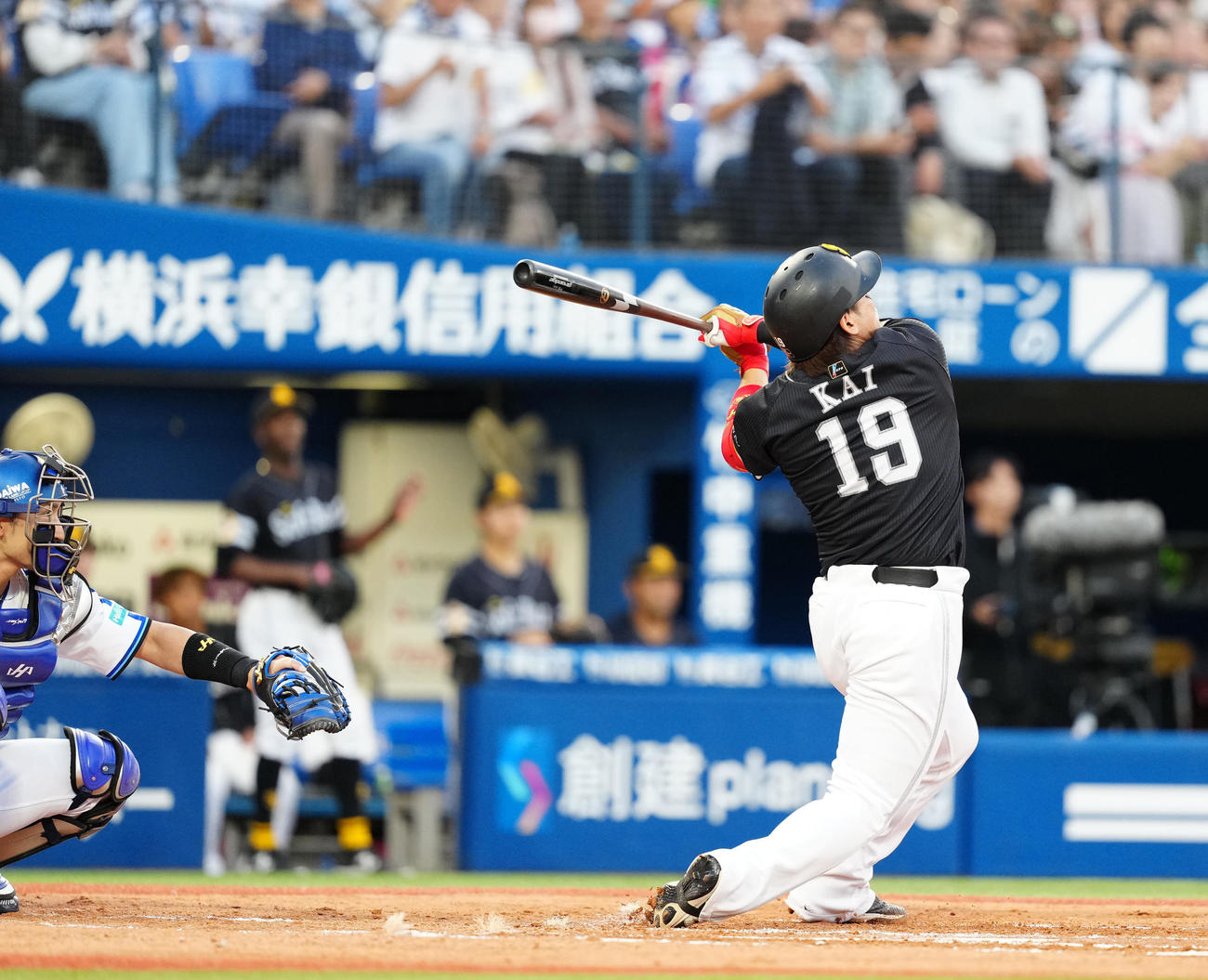 DeNA対ソフトバンク　2回表ソフトバンク1死一、二塁、左越えに先制3点本塁打を放つ甲斐（撮影・江口和貴）