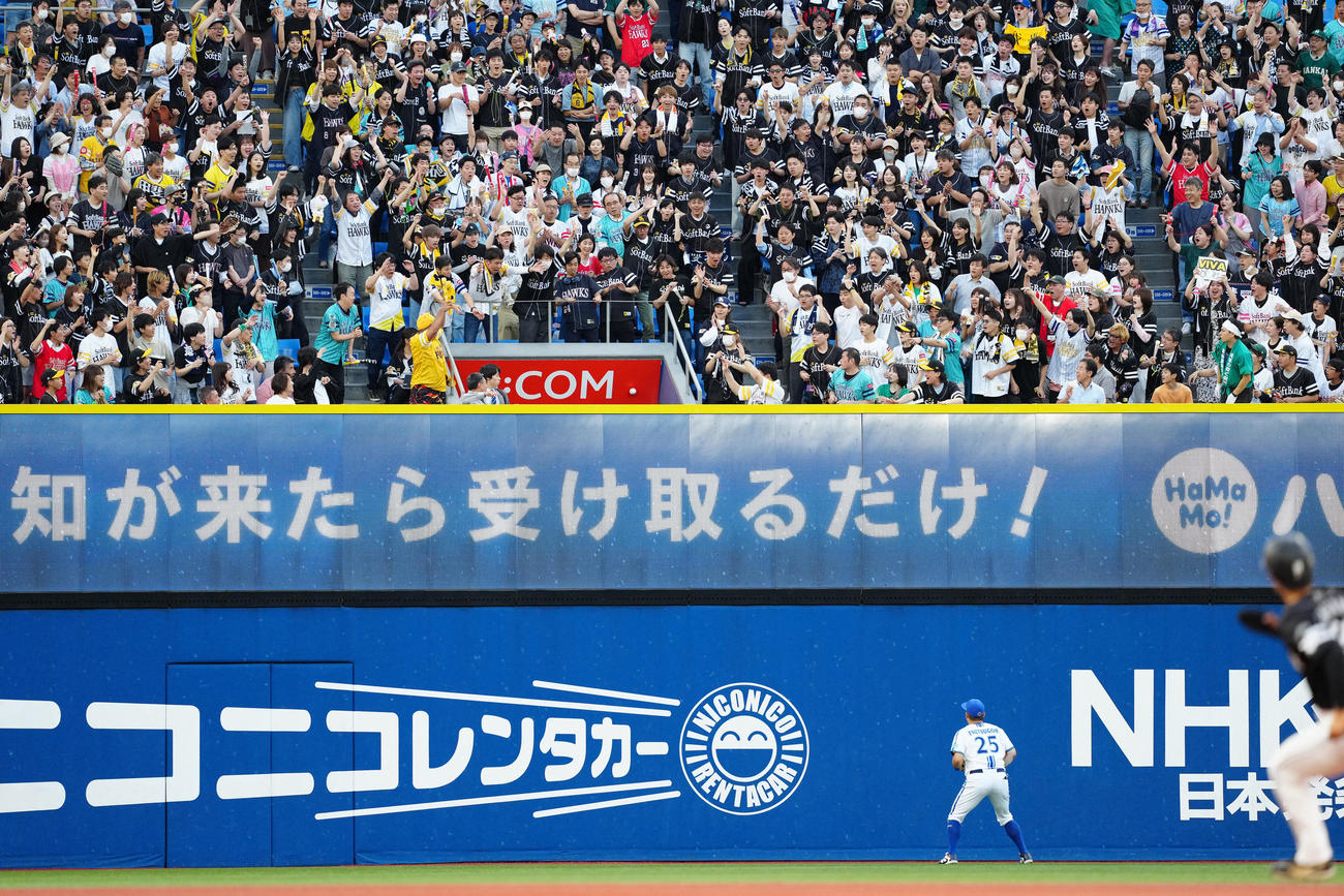 DeNA対ソフトバンク　2回表ソフトバンク1死一、二塁、甲斐が放った先制3点本塁打の打球は左翼席に着弾する（撮影・江口和貴）