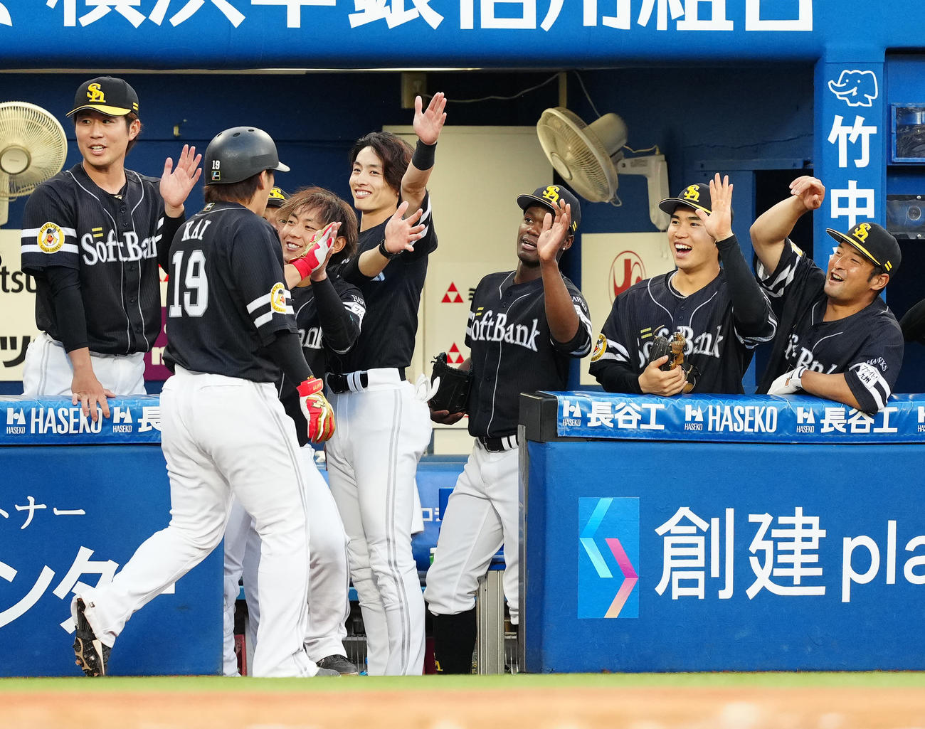 DeNA対ソフトバンク　2回表ソフトバンク1死一、二塁、先制3点本塁打を放った甲斐（左から2人目）を迎える選手たち（撮影・江口和貴）