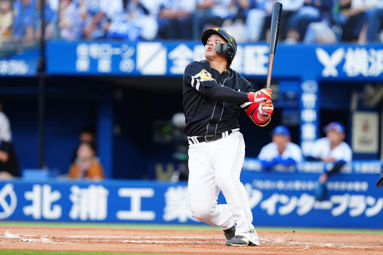 DeNA対ソフトバンク　2回表ソフトバンク1死一、二塁、先制の左越え3点本塁打を放つ甲斐（撮影・垰建太）