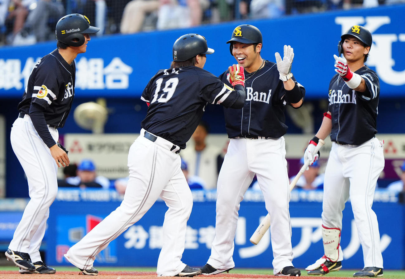 DeNA対ソフトバンク　2回表ソフトバンク1死一、二塁、先制の左越え3点本塁打を放った甲斐（左から2人目）を出迎える近藤（同3人目）ら（撮影・垰建太）