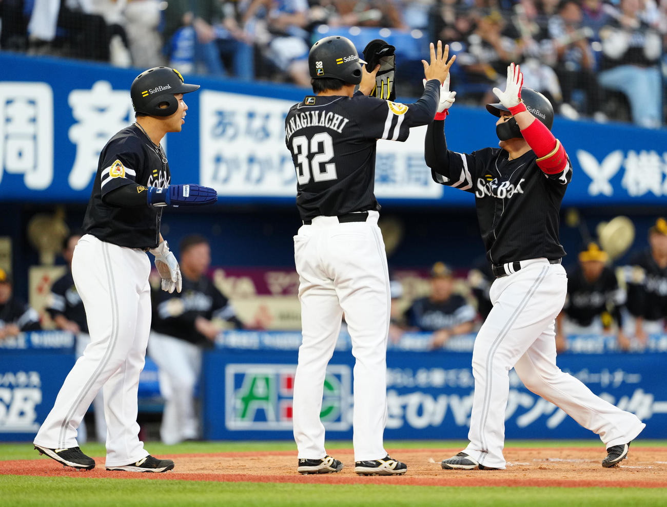 DeNA対ソフトバンク　2回表ソフトバンク1死一、二塁、先制3点本塁打を放ち柳町（中央）とタッチを交わす甲斐。左は近藤（撮影・江口和貴）