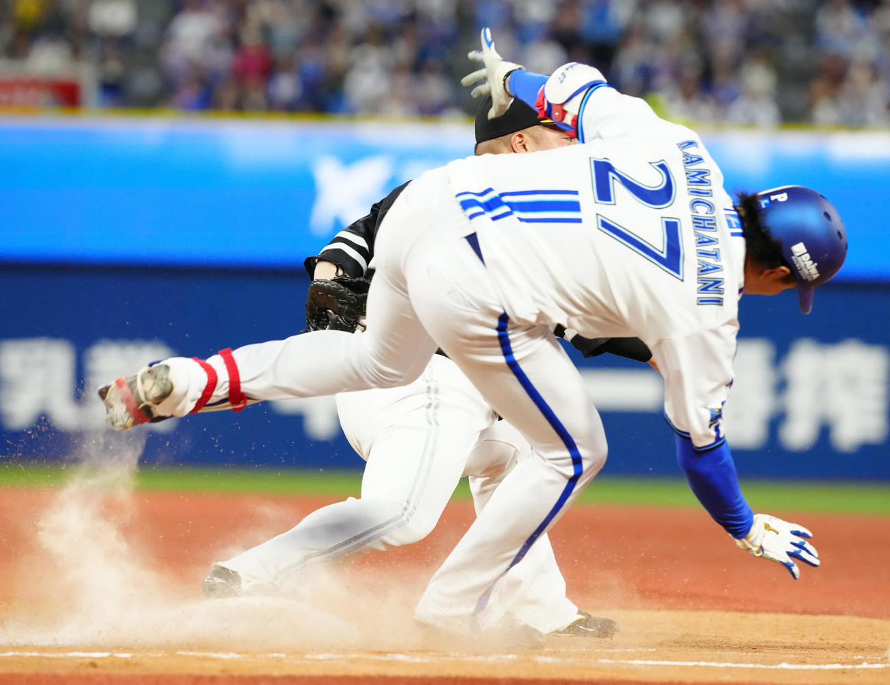 DeNA対ソフトバンク　3回裏DeNA無死、右ゴロに倒れた上茶谷は負傷する（撮影・江口和貴）