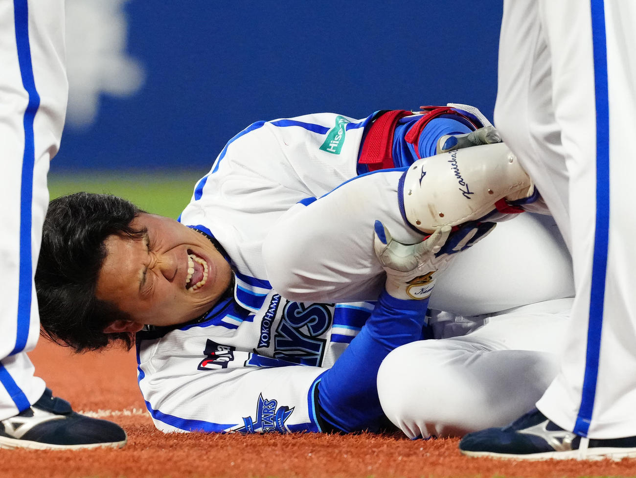 DeNA対ソフトバンク　3回裏DeNA無死、右ゴロに倒れ、左足を負傷した上茶谷（撮影・江口和貴）
