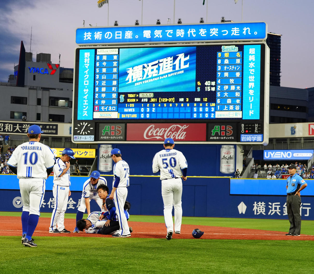 DeNA対ソフトバンク　3回裏DeNA無死、右ゴロに倒れ、左足を負傷した上茶谷（撮影・江口和貴）