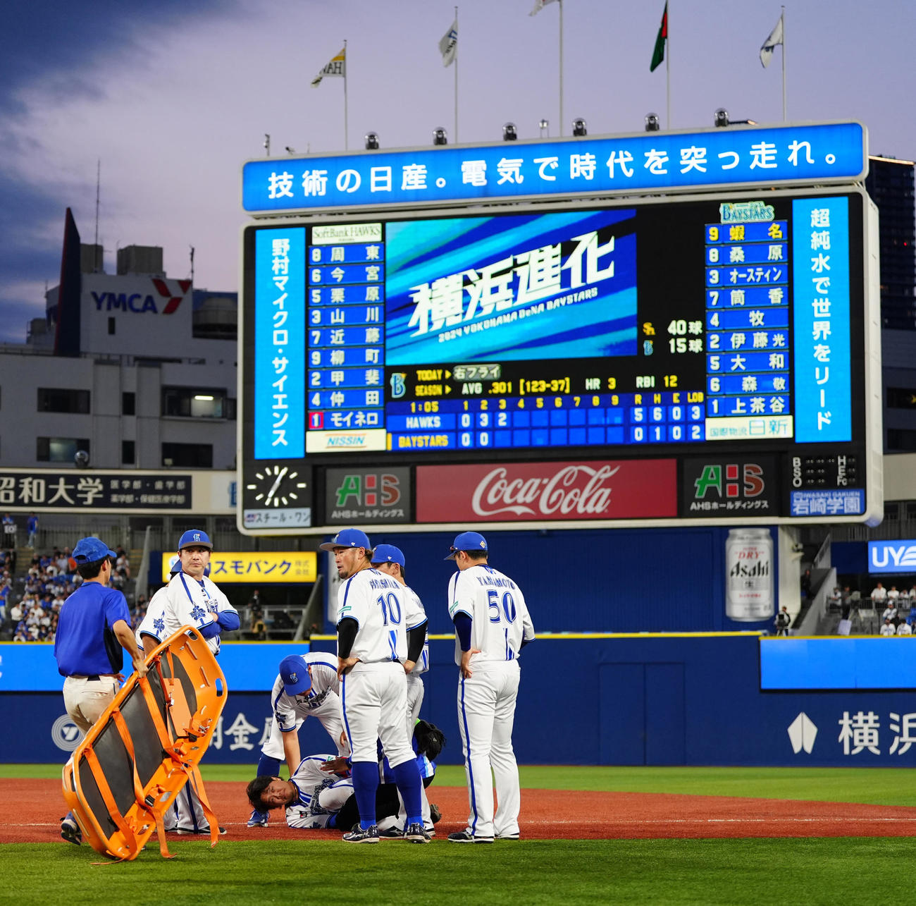 DeNA対ソフトバンク　3回裏DeNA無死、右ゴロに倒れ、左足を負傷した上茶谷（撮影・江口和貴）