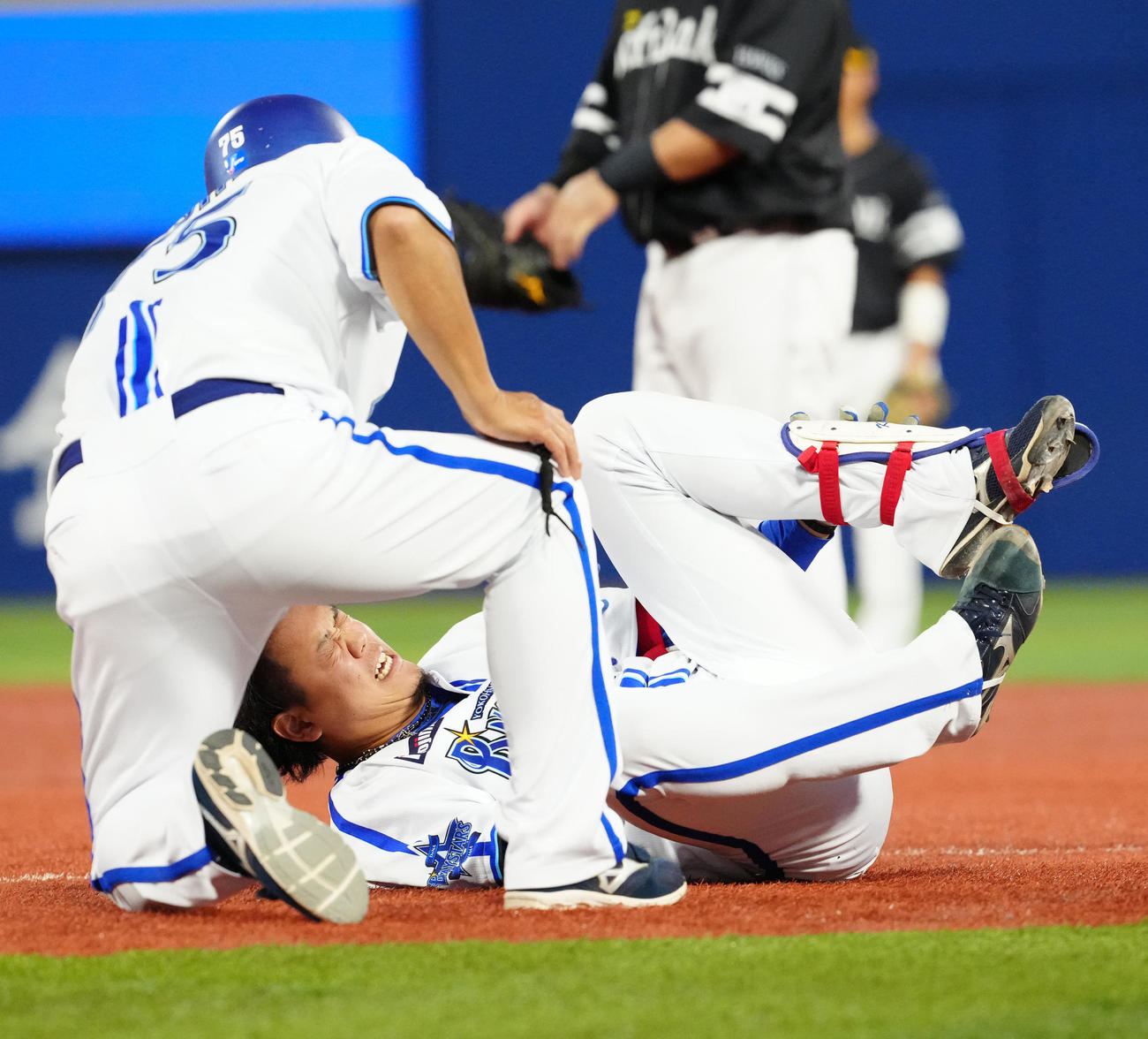 DeNA対ソフトバンク　3回裏DeNA無死、右ゴロに倒れ、左足を負傷した上茶谷（撮影・江口和貴）