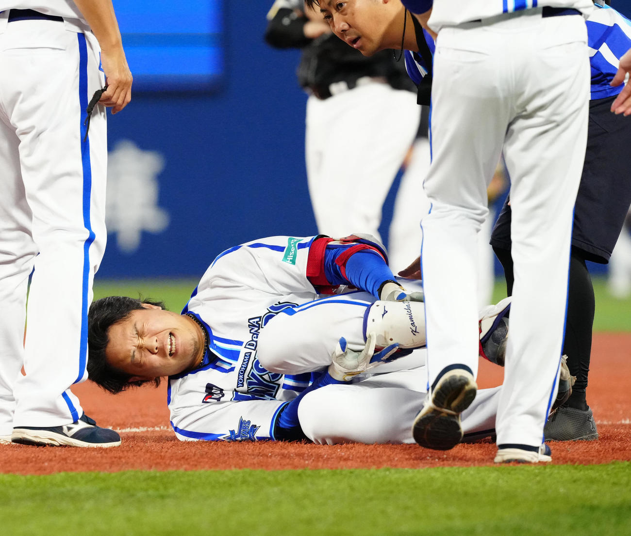 DeNA対ソフトバンク　3回裏DeNA無死、右ゴロに倒れた上茶谷。左足を負傷し表情をゆがめる（撮影・江口和貴）