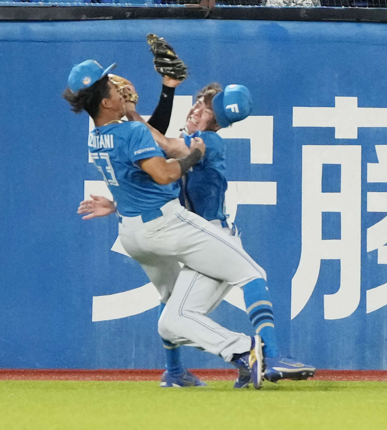 ヤクルト対日本ハム　4回裏ヤクルト無死、日本ハム松本剛中堅手（右）は水谷左翼手と激突し転倒（撮影・小沢裕）