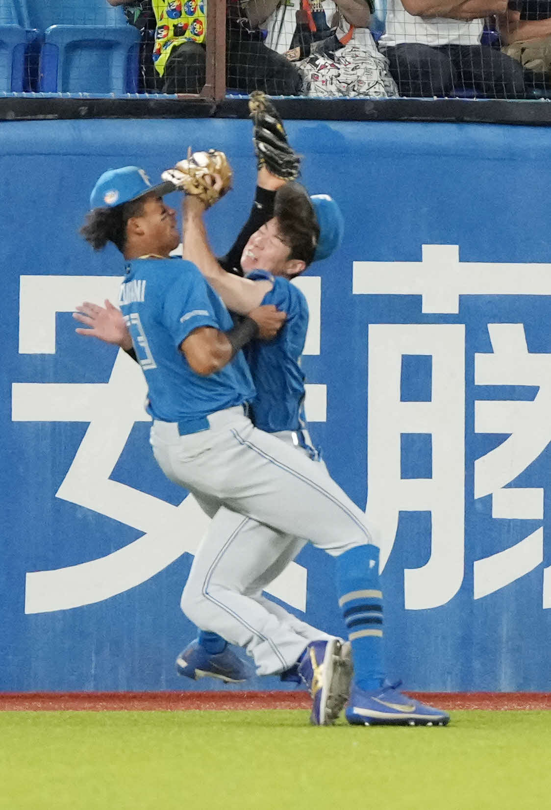 ヤクルト対日本ハム　4回裏ヤクルト無死、長岡の中飛を捕球した松本剛（右）は水谷と激突（撮影・小沢裕）
