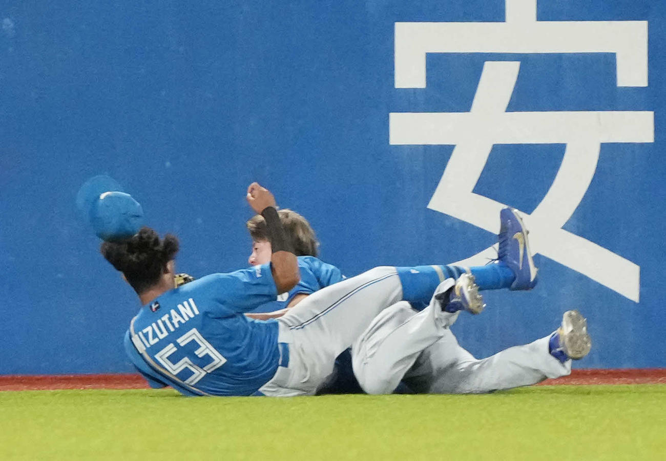 ヤクルト対日本ハム　4回裏ヤクルト無死、長岡の中飛を捕球した日本ハム松本剛中堅手（右）は水谷左翼手と激突し転倒。場内が一時騒然となったが両者とも無事に立ち上がった（撮影・小沢裕）