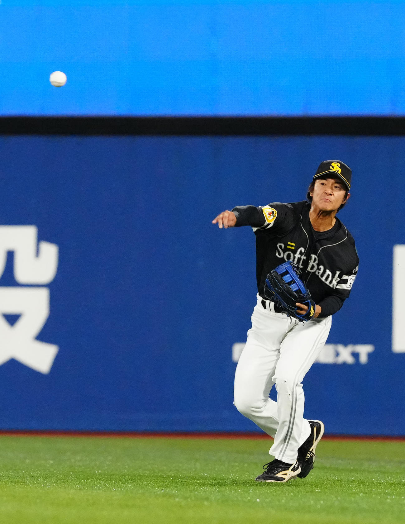 DeNA対ソフトバンク　3回裏DeNA無死、右ゴロとなった上茶谷の打球を処理し一塁へ送球する柳町（撮影・江口和貴）