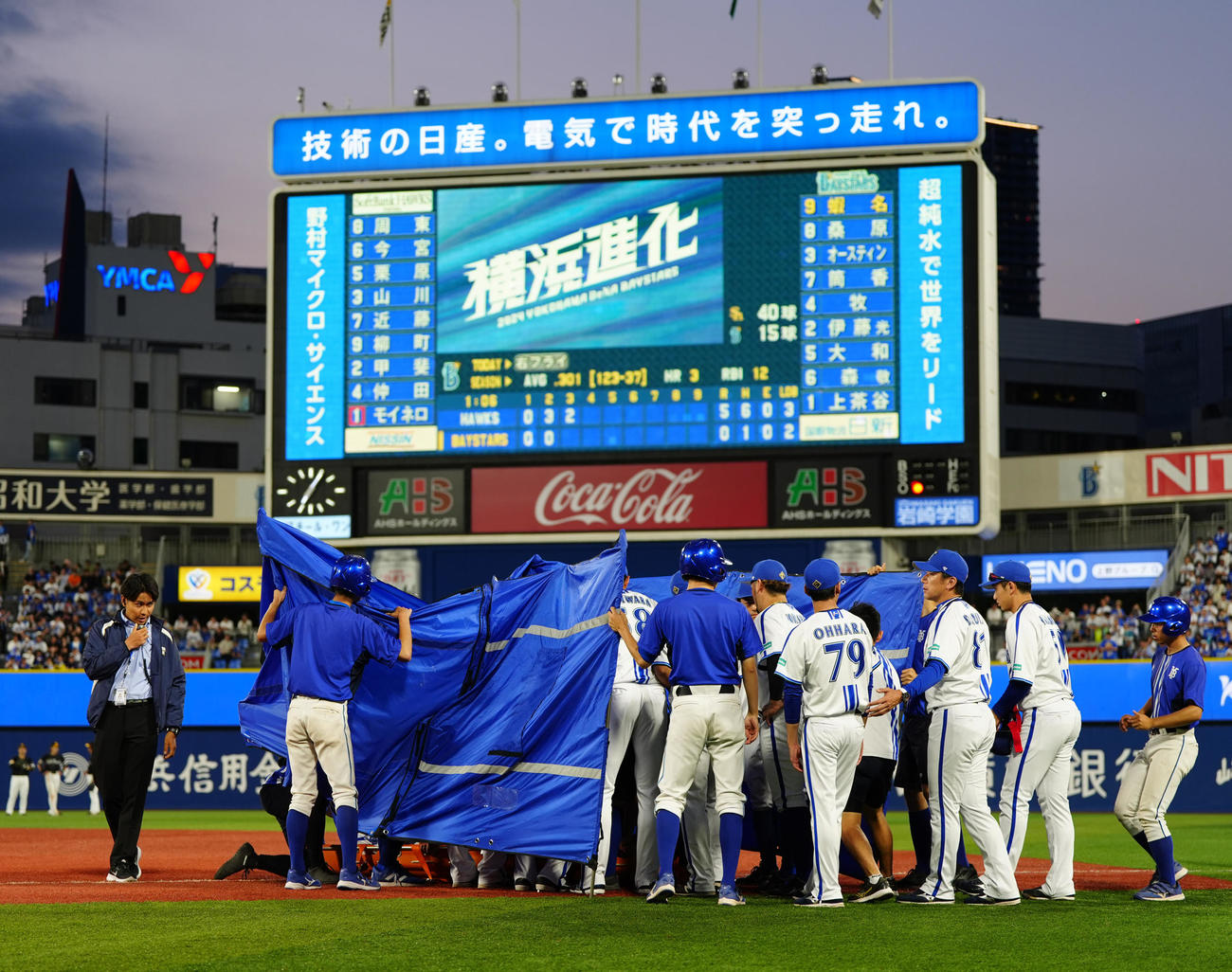 DeNA対ソフトバンク　3回裏DeNA無死、右ゴロに倒れ、左足を負傷した上茶谷（撮影・江口和貴）