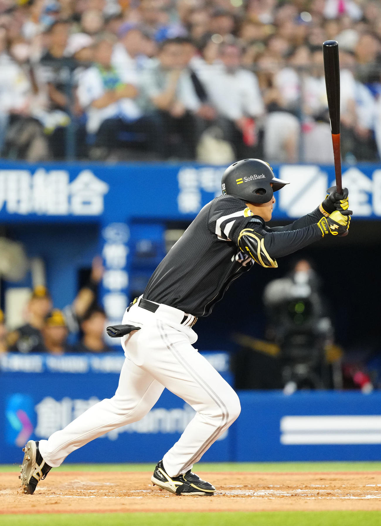 DeNA対ソフトバンク　3回表ソフトバンク2死一、二塁、適時打を放つ柳町（撮影・江口和貴）