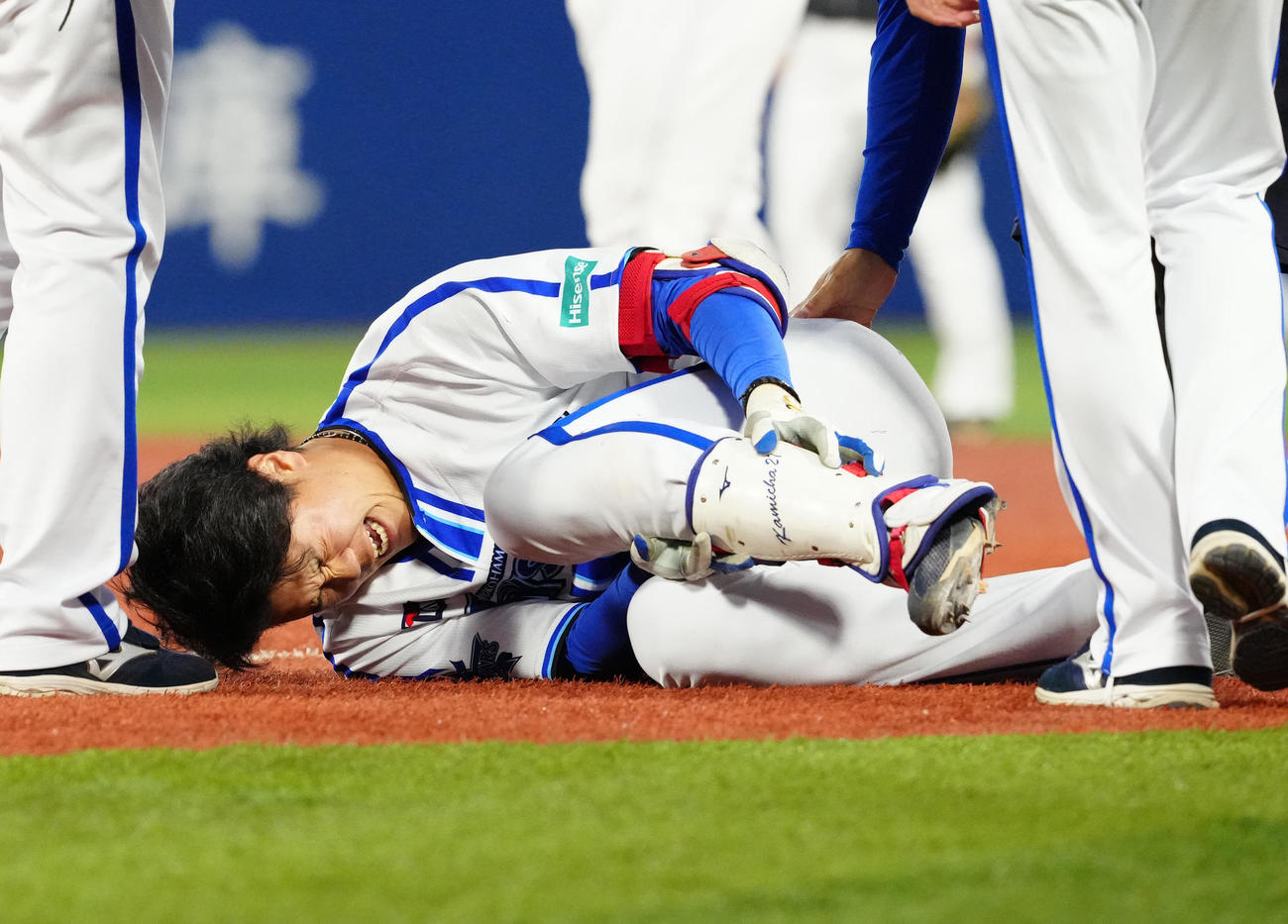 DeNA対ソフトバンク　3回裏DeNA無死、右ゴロに倒れ、左足を負傷した上茶谷（撮影・江口和貴）