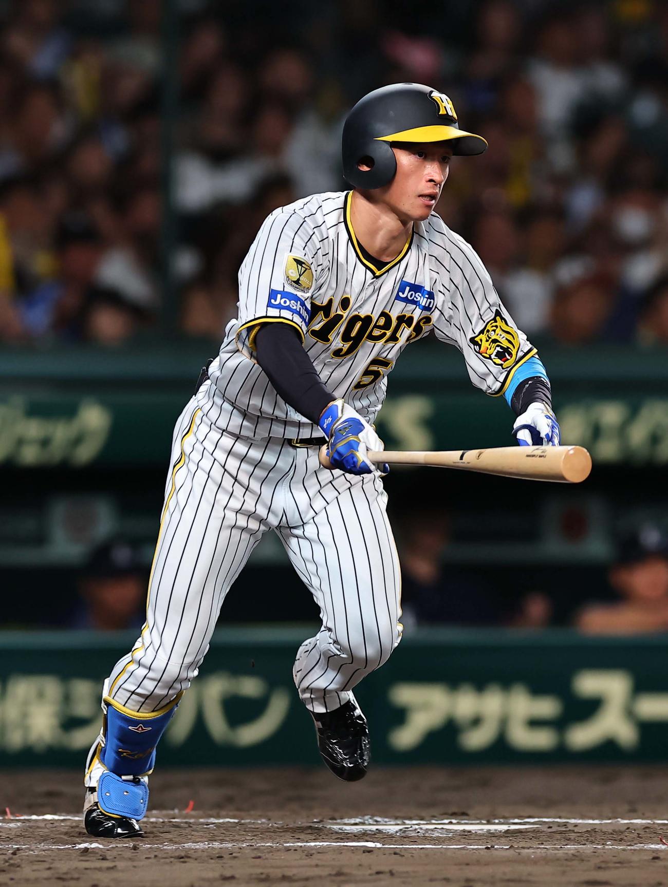 阪神対西武　6回裏阪神2死二、三塁、近本は2点適時三塁打を放つ（撮影・上田博志）