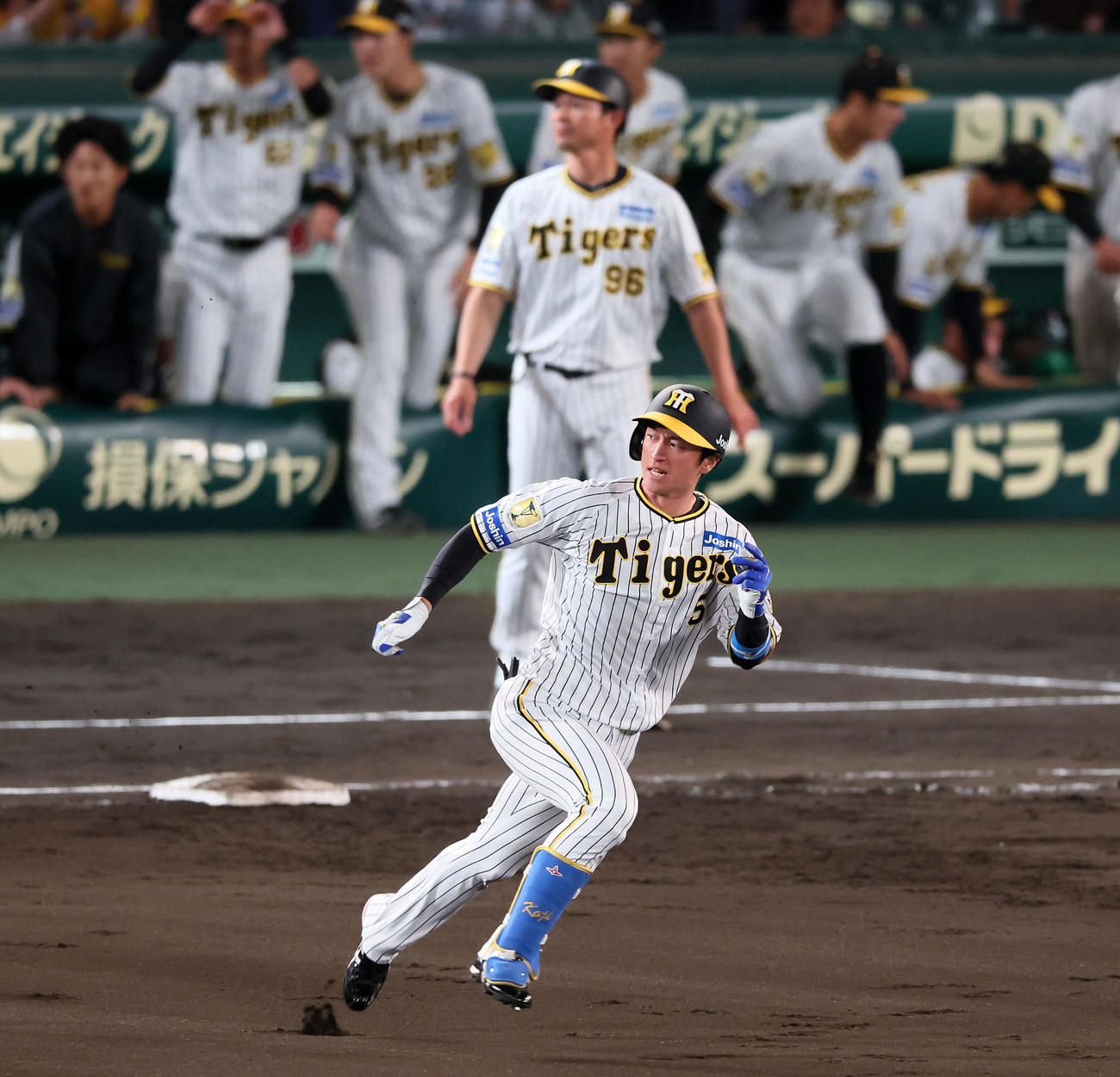 阪神対西武　6回裏阪神2死二、三塁、近本は右翼線に2点適時三塁打を放ち二塁に向かう（撮影・加藤哉）