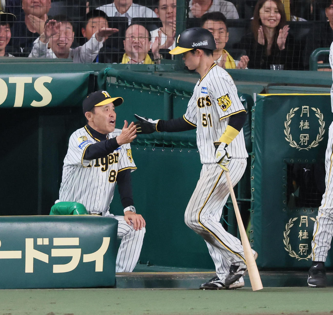 阪神対西武　6回裏阪神2死二、三塁、近本の右適時三塁打で生還した二塁走者中野（右）は岡田監督とタッチ（撮影・加藤哉）