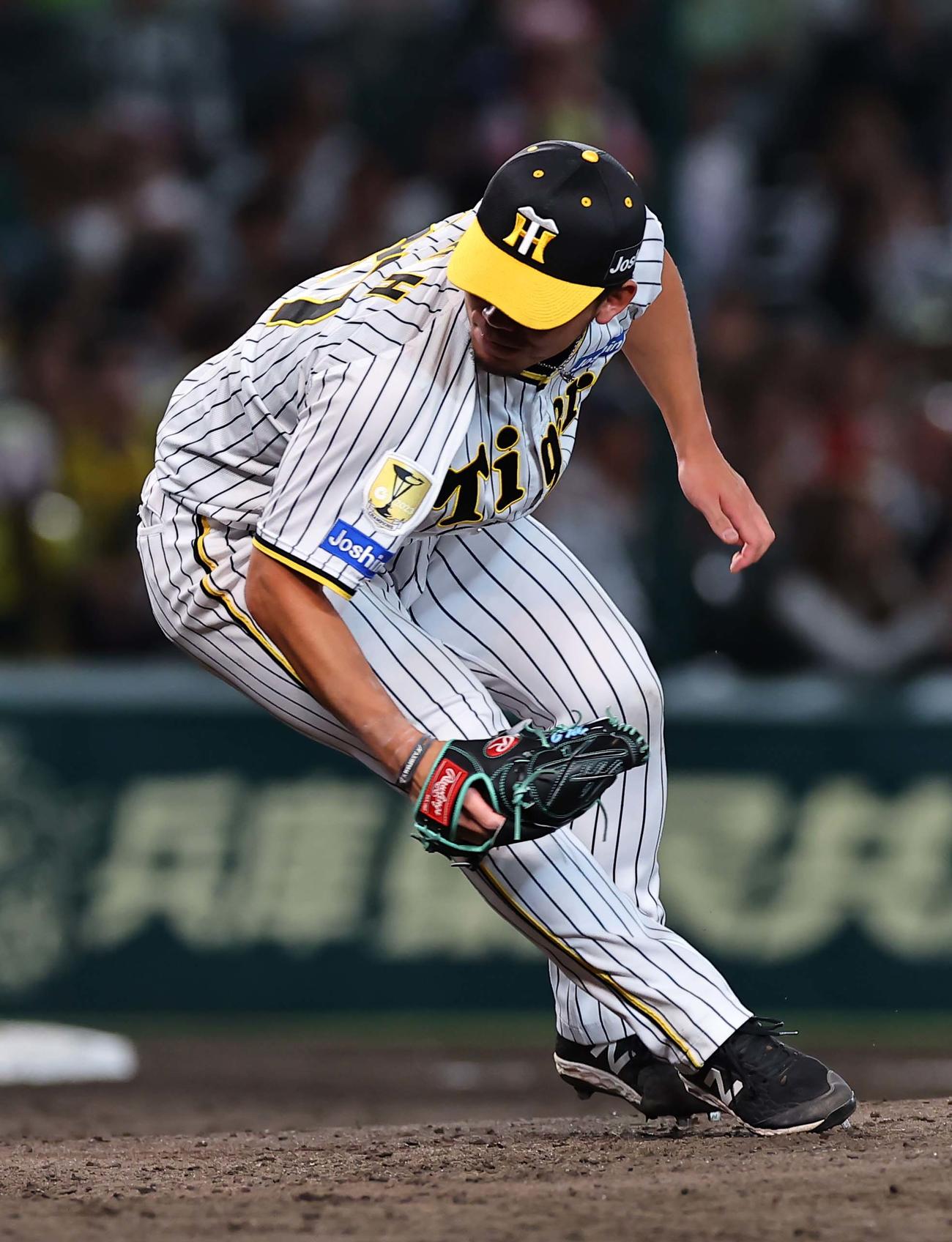 阪神対西武　7回表西武無死、伊藤将司は山野辺翔の打球を左足に当てる（撮影・上田博志）