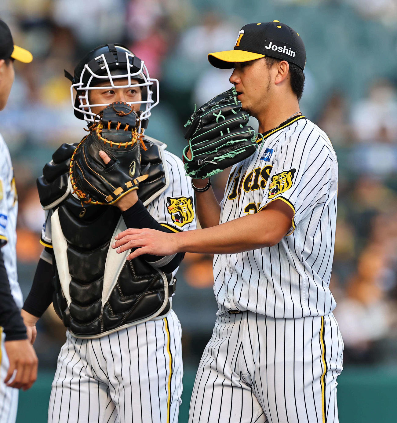 阪神対西武　初回を無失点に抑えた伊藤将（右）は坂本と話しながらベンチに引き揚げる（撮影・上田博志）
