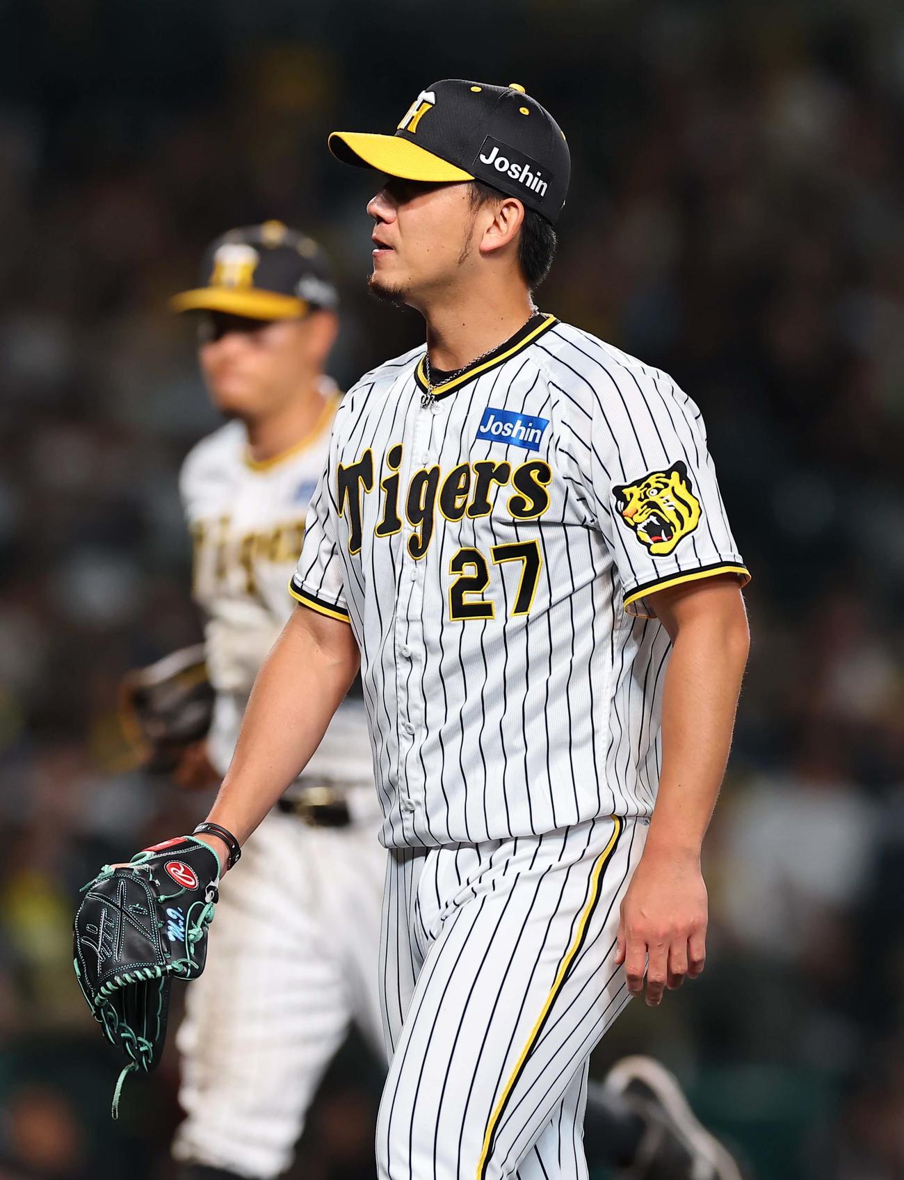 阪神対西武　5回表西武2死満塁、滝沢を二ゴロに打ち取りベンチに引き揚げる伊藤将（撮影・上田博志）