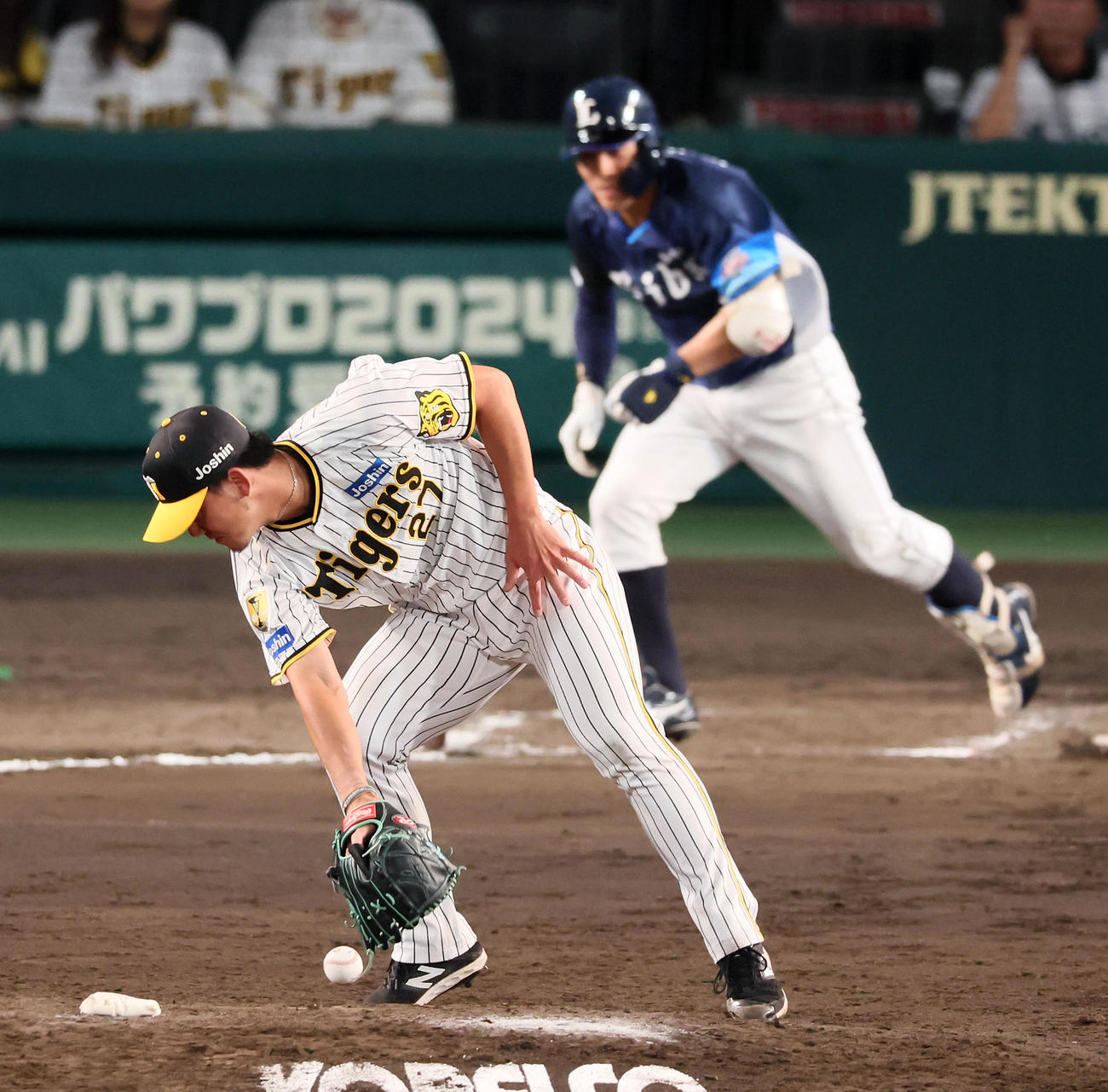 阪神対西武　7回表西武無死一塁、伊藤将は山野辺の打球を受ける（撮影・加藤哉）