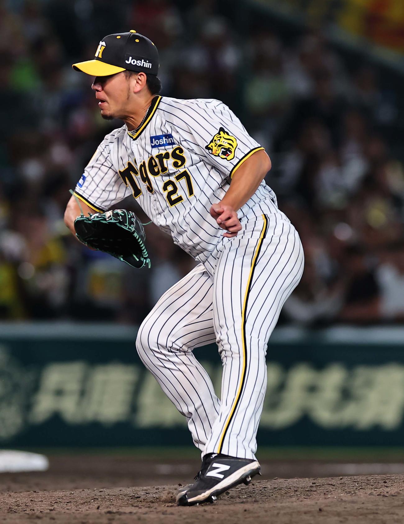 阪神対西武　7回表西武無死、伊藤将司は山野辺翔の打球を左足に当てる（撮影・上田博志）