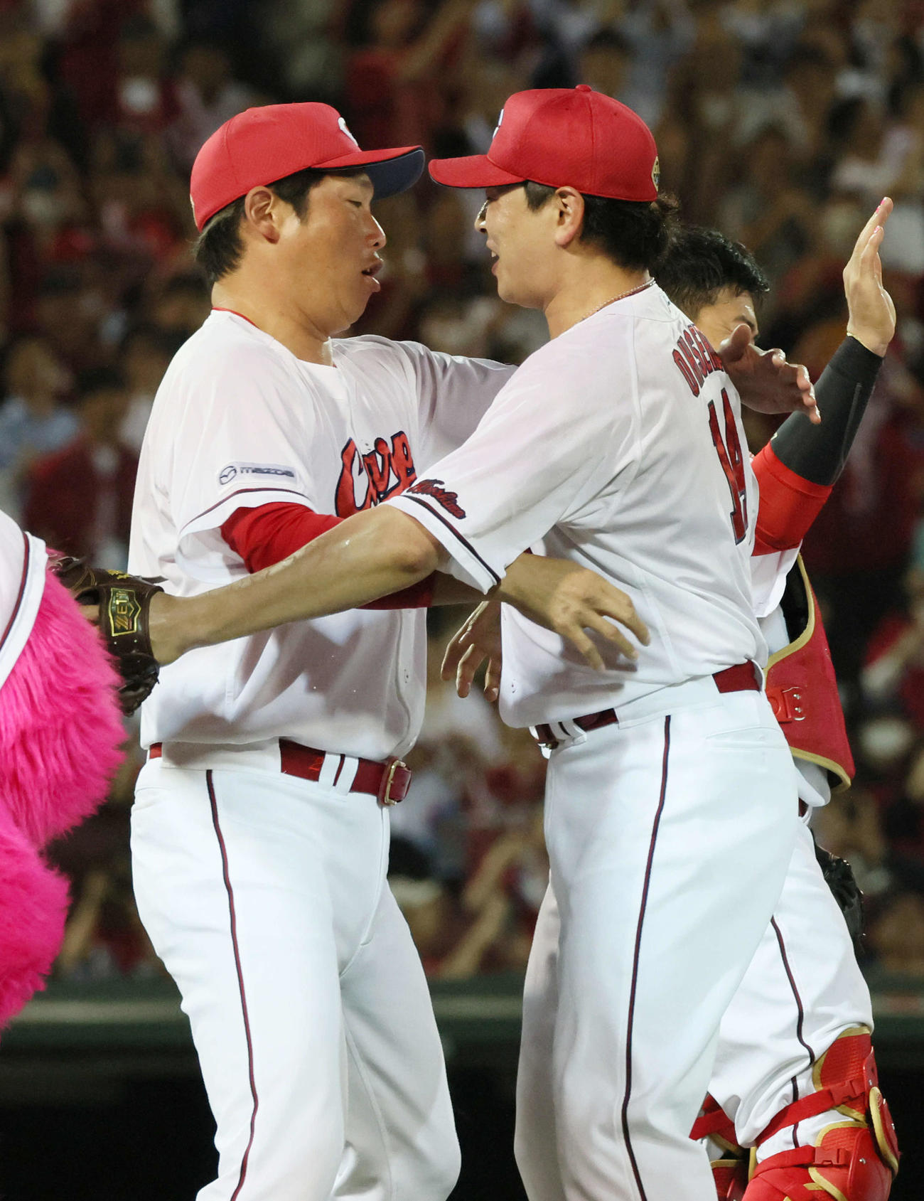 広島対ロッテ　ノーヒットノーランを達成した大瀬良（右）は新井貴浩監督と歓喜の抱擁（撮影・加藤孝規）