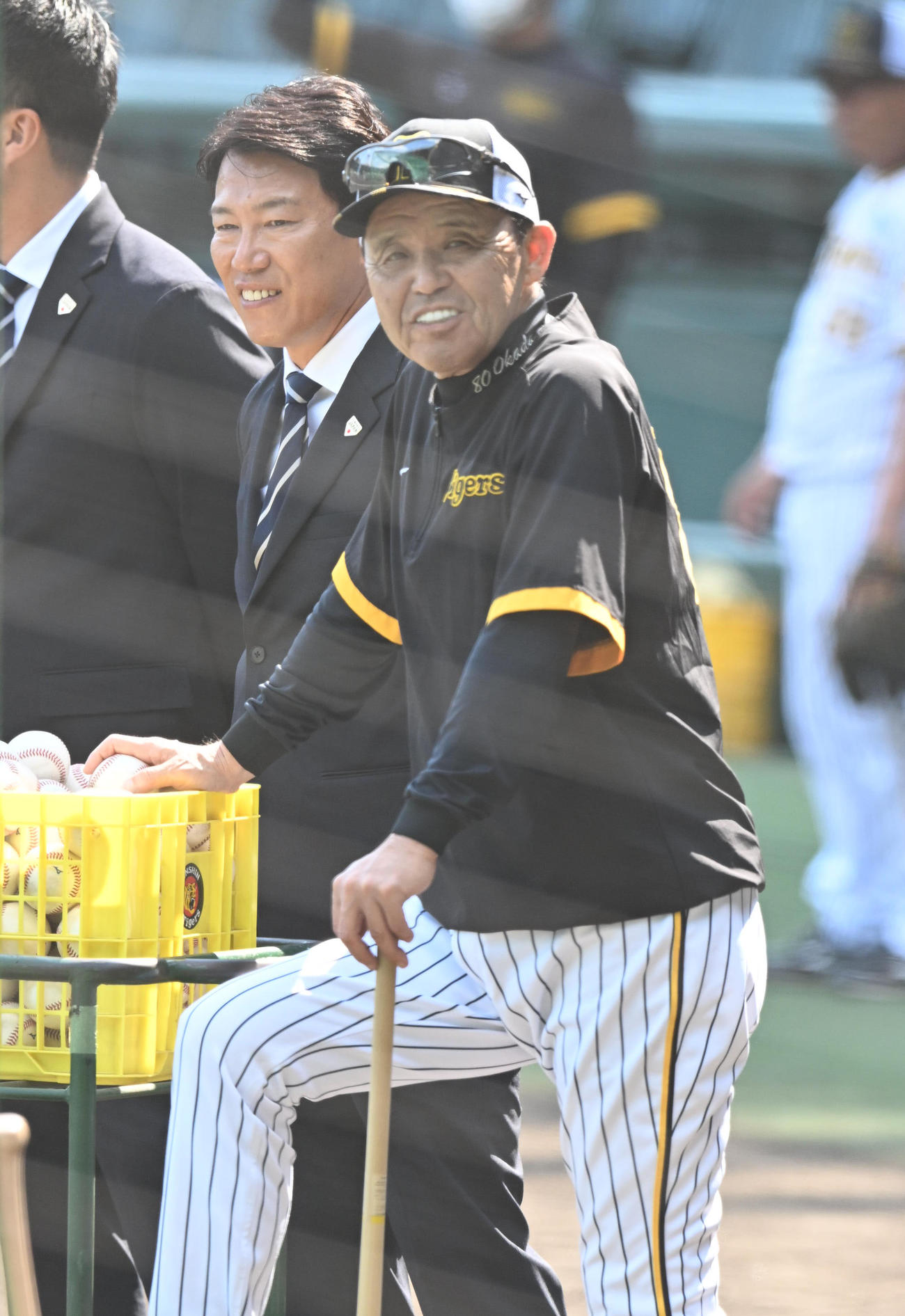 阪神対西武　練習を見ながら談笑する阪神岡田監督と日本代表の井端監督（撮影・和賀正仁）