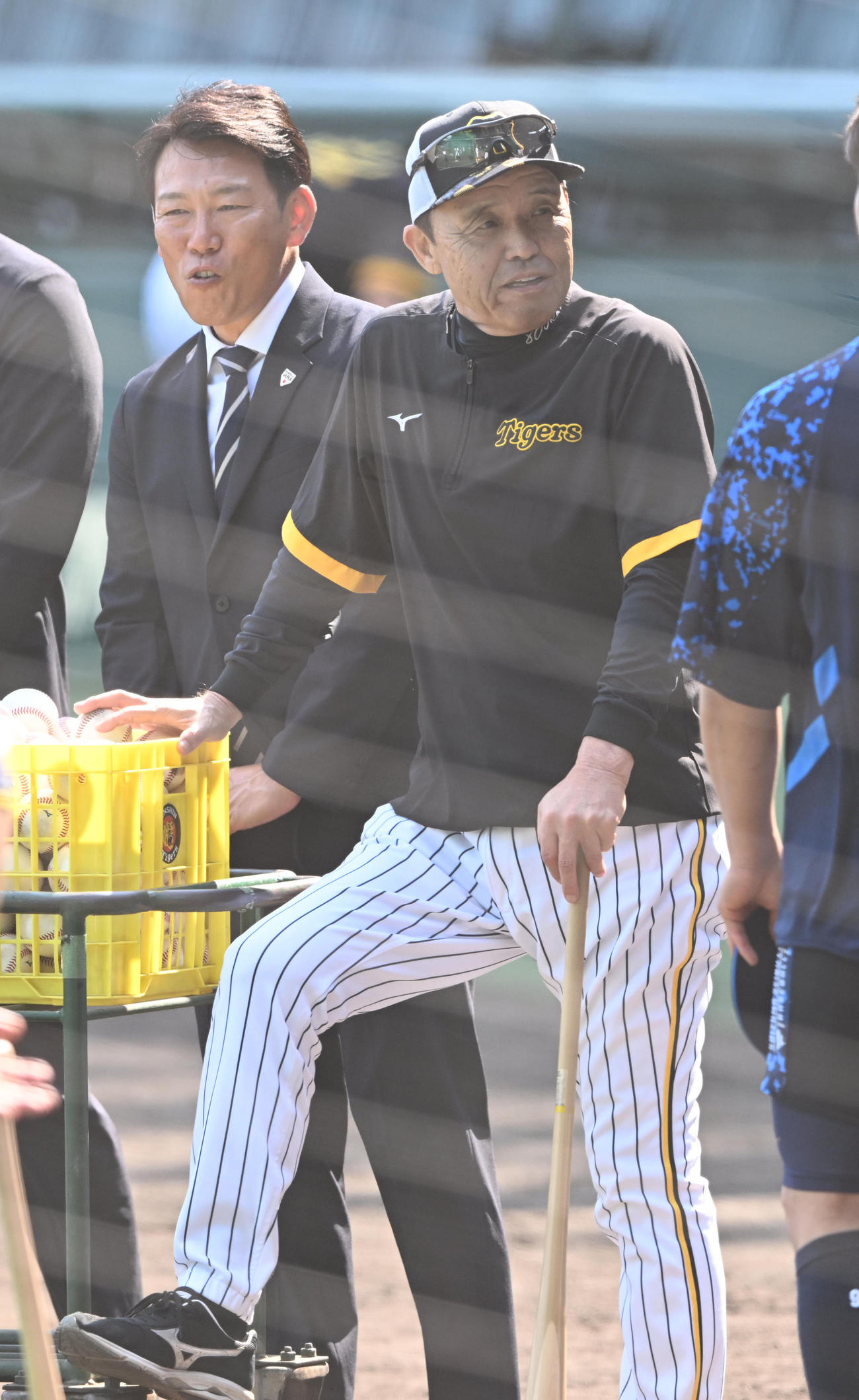 阪神対西武　練習を見ながら談笑する阪神岡田監督と日本代表の井端監督（撮影・和賀正仁）