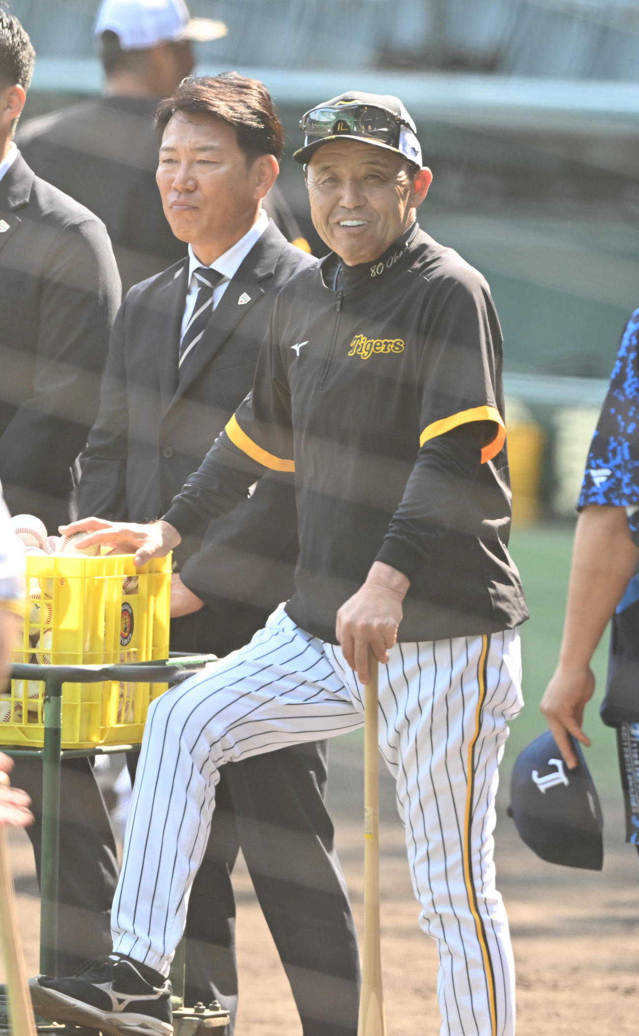 阪神対西武　練習を見ながら談笑する阪神岡田監督と日本代表の井端監督（撮影・和賀正仁）