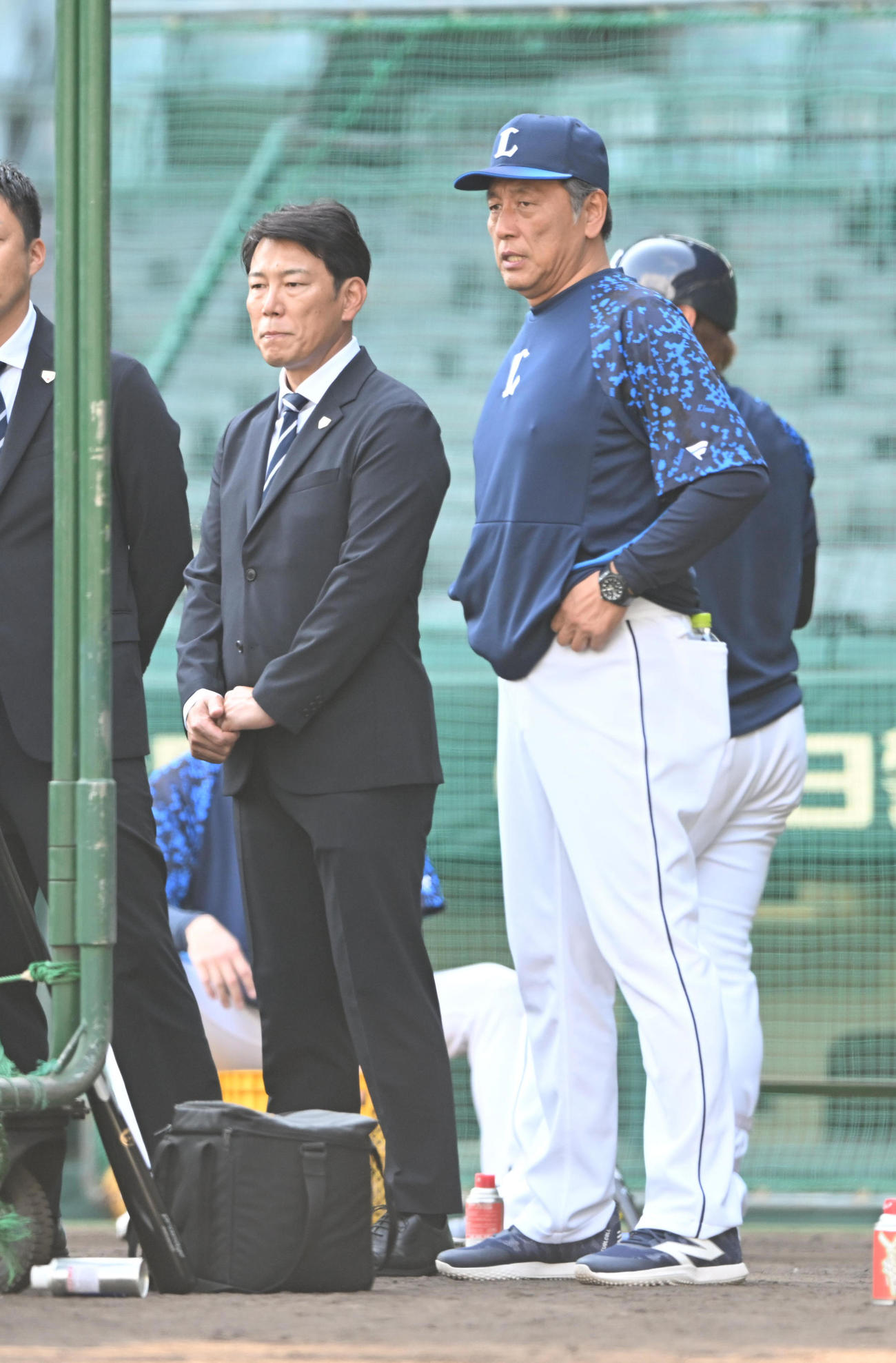阪神対西武　練習を見ながら話す西武渡辺監督代行と日本代表の井端監督（撮影・和賀正仁）