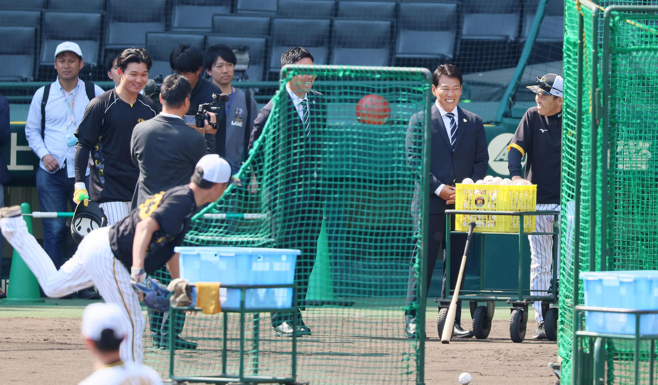 阪神対西武　森下（左端）は侍ジャパンの井端監督、岡田監督（右端）とあいさつする（撮影・加藤哉）