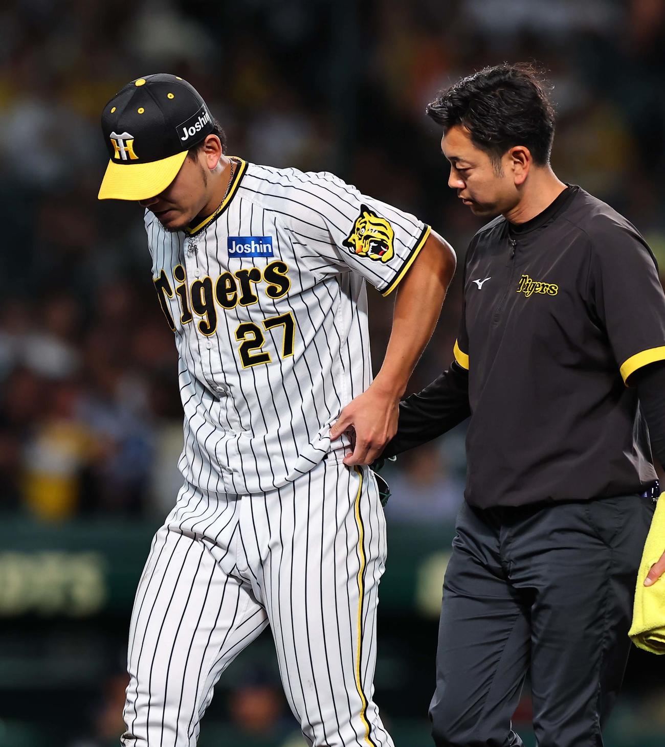 阪神対西武　7回表西武無死、山野辺の打球が足に当たった伊藤将はベンチにさがり治療を受ける（撮影・上田博志）
