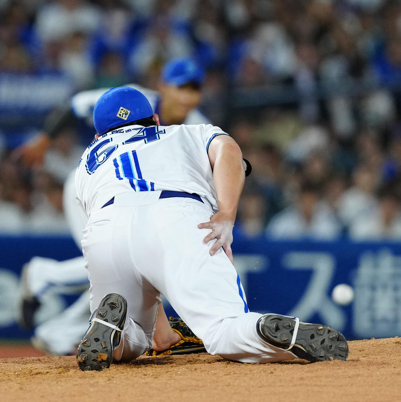 DeNA対ソフトバンク　8回表ソフトバンク1死一、三塁、三ゴロとなった嶺井の打球が当たった中川虎（撮影・江口和貴）