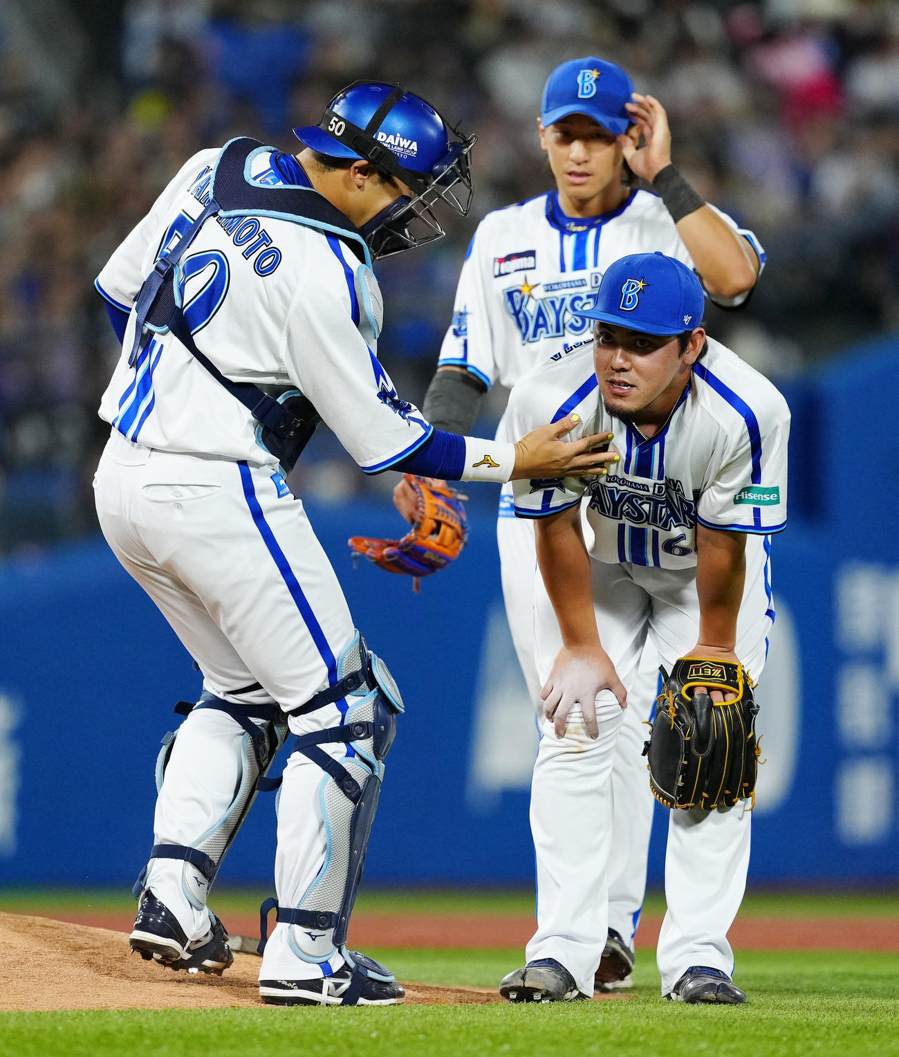 DeNA対ソフトバンク　8回表ソフトバンク1死一、三塁、三ゴロとなった嶺井の打球が当たった中川虎（右）（撮影・江口和貴）
