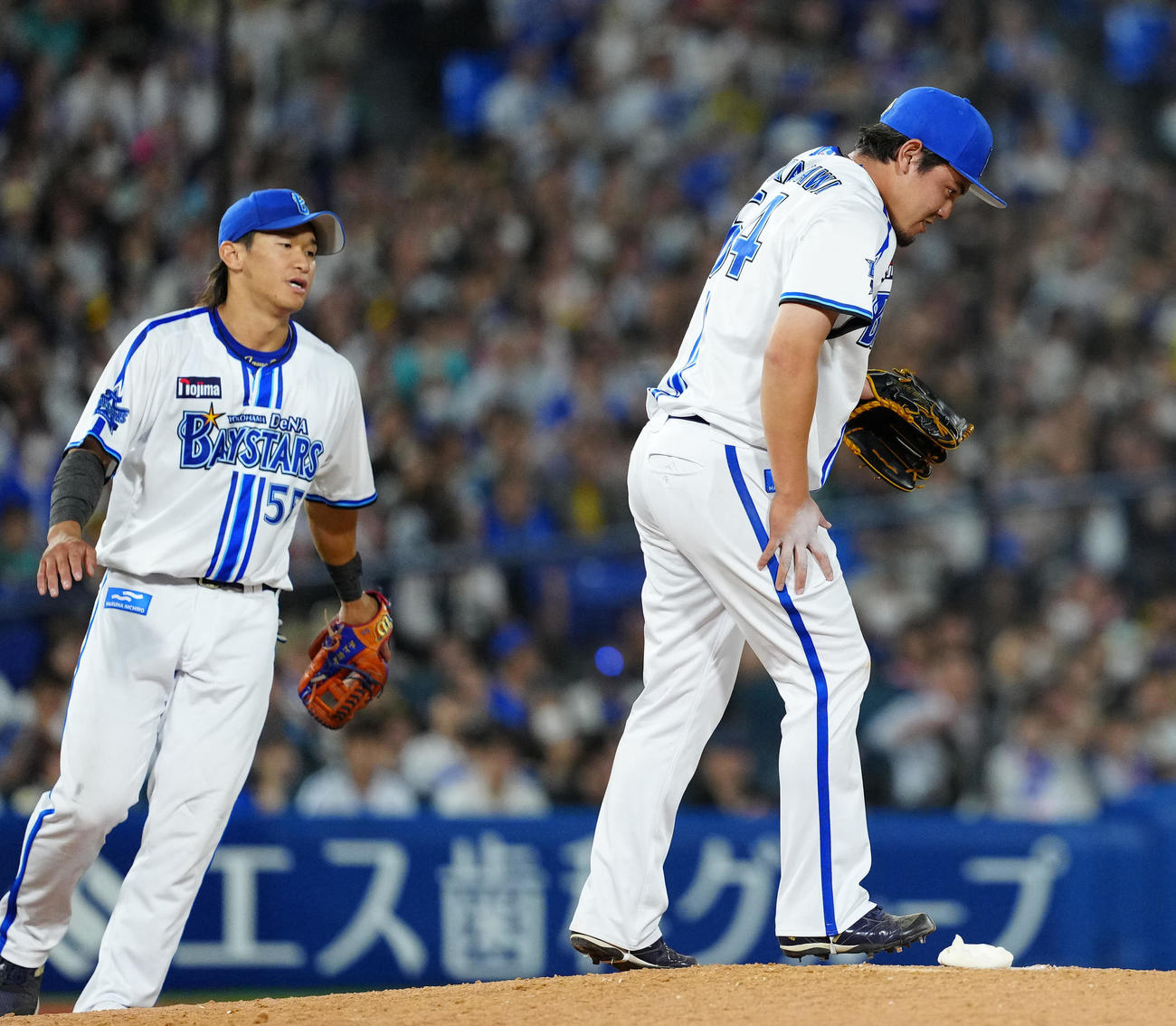 DeNA対ソフトバンク　8回表ソフトバンク1死一、三塁、三ゴロとなった嶺井の打球が当たった中川虎（撮影・江口和貴）