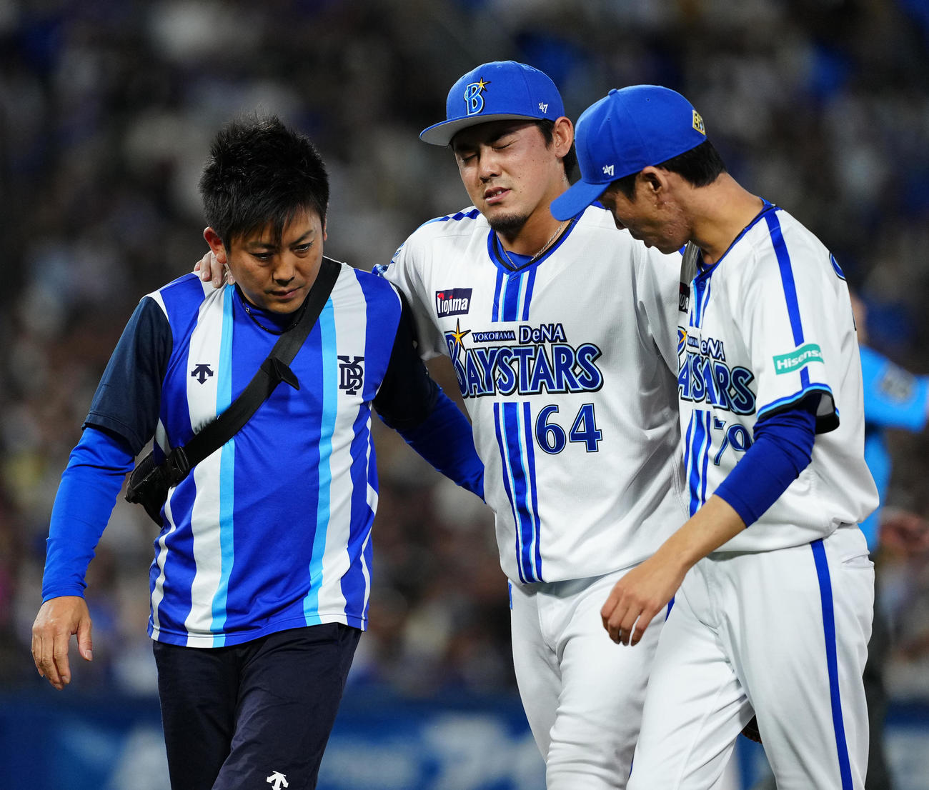 DeNA対ソフトバンク　8回表ソフトバンク1死一、三塁、三ゴロとなった嶺井の打球が当たり、治療に向かう中川虎（中央）（撮影・江口和貴）
