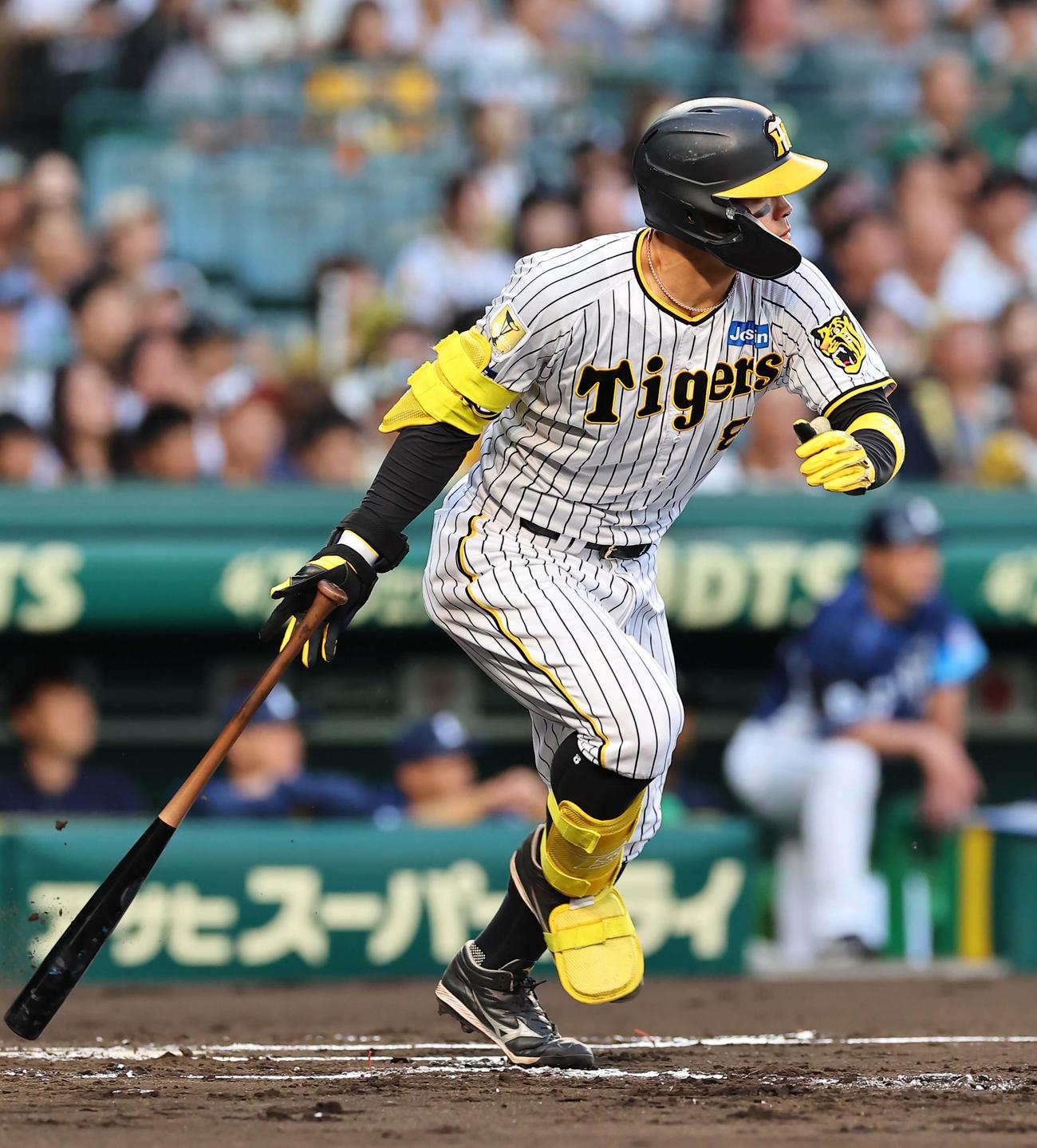 阪神対西武　2回裏阪神無死、佐藤輝は中前打を放つ（撮影・上田博志）
