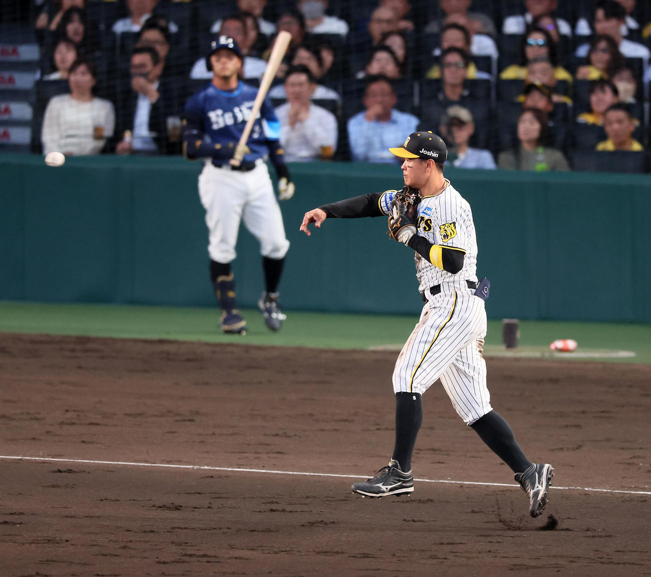 阪神対西武　4回表西武2死、佐藤輝は中村剛の打球を捕球し一塁へ送球（撮影・加藤哉）