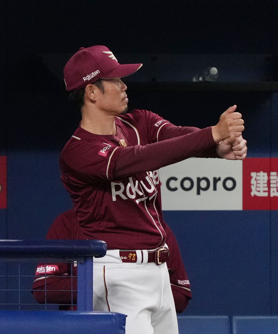 中日対楽天　9回表楽天2死二塁、代打を告げる今江監督（撮影・森本幸一）