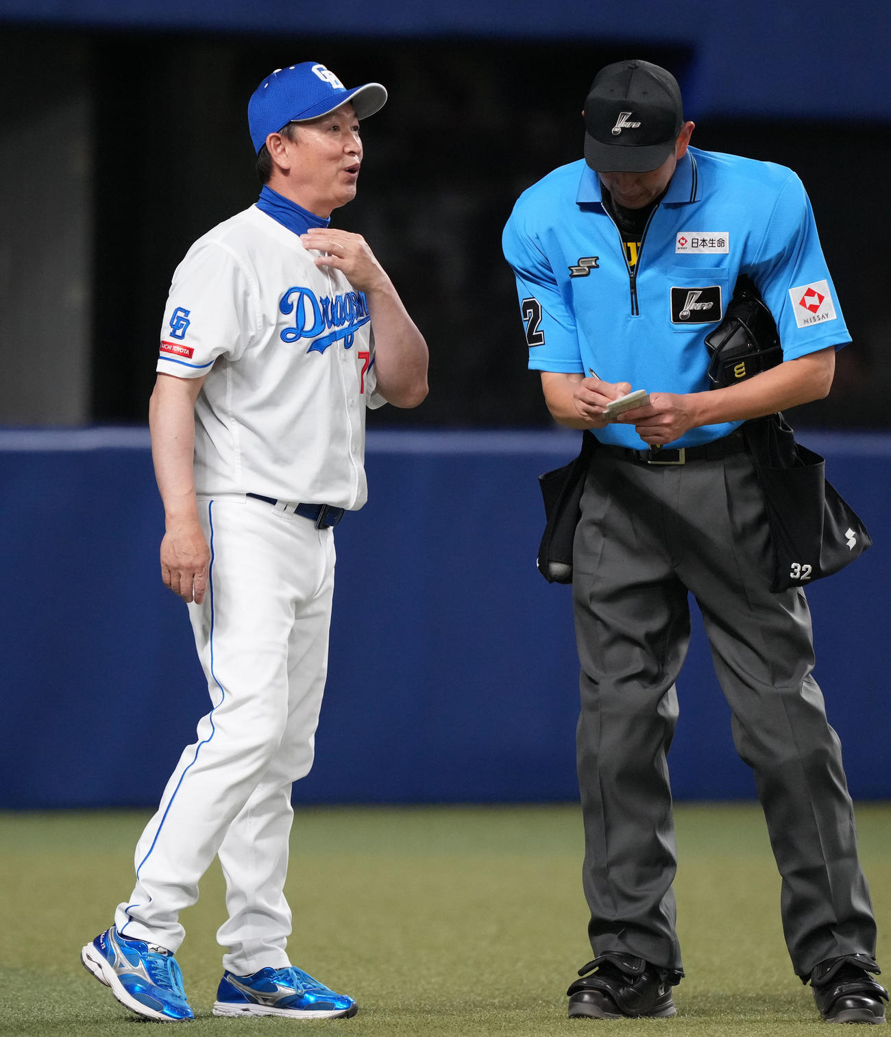 中日対楽天　6回終了、選手交代を告げる立浪監督（左）（撮影・森本幸一）