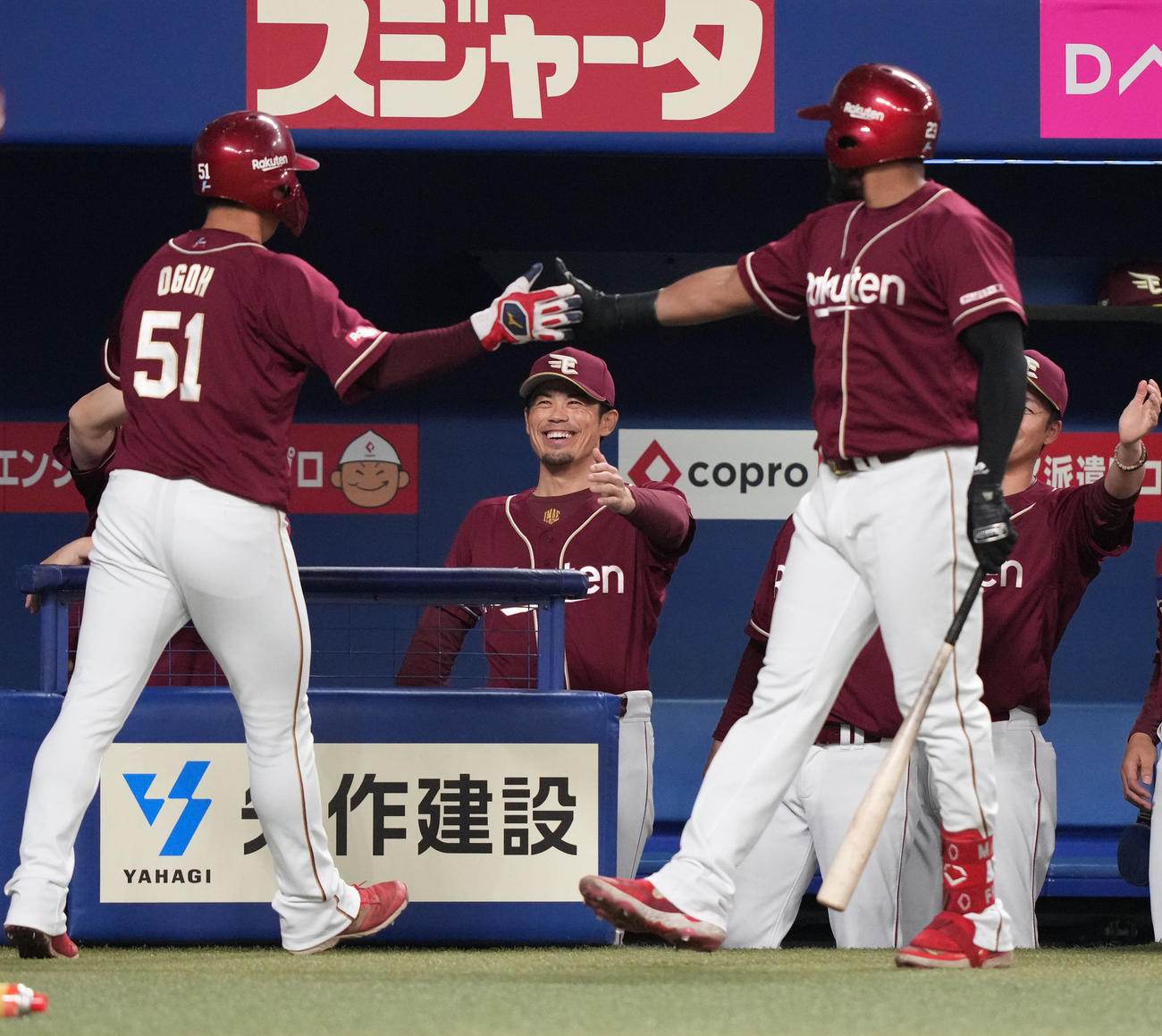 中日対楽天　1回表楽天1死三塁、辰己の遊撃ゴロで生還した小郷を迎える今江監督（中央）（撮影・森本幸一）