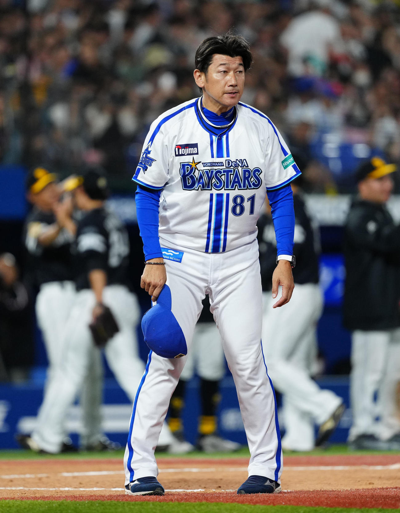 DeNA対ソフトバンク　試合後、あいさつするDeNA三浦監督（撮影・江口和貴）