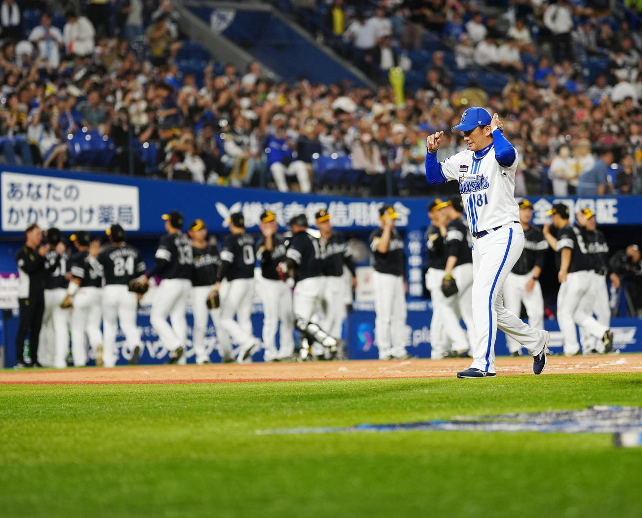 DeNA対ソフトバンク　試合後、ファンにあいさつし引き揚げるDeNA三浦監督（撮影・江口和貴）