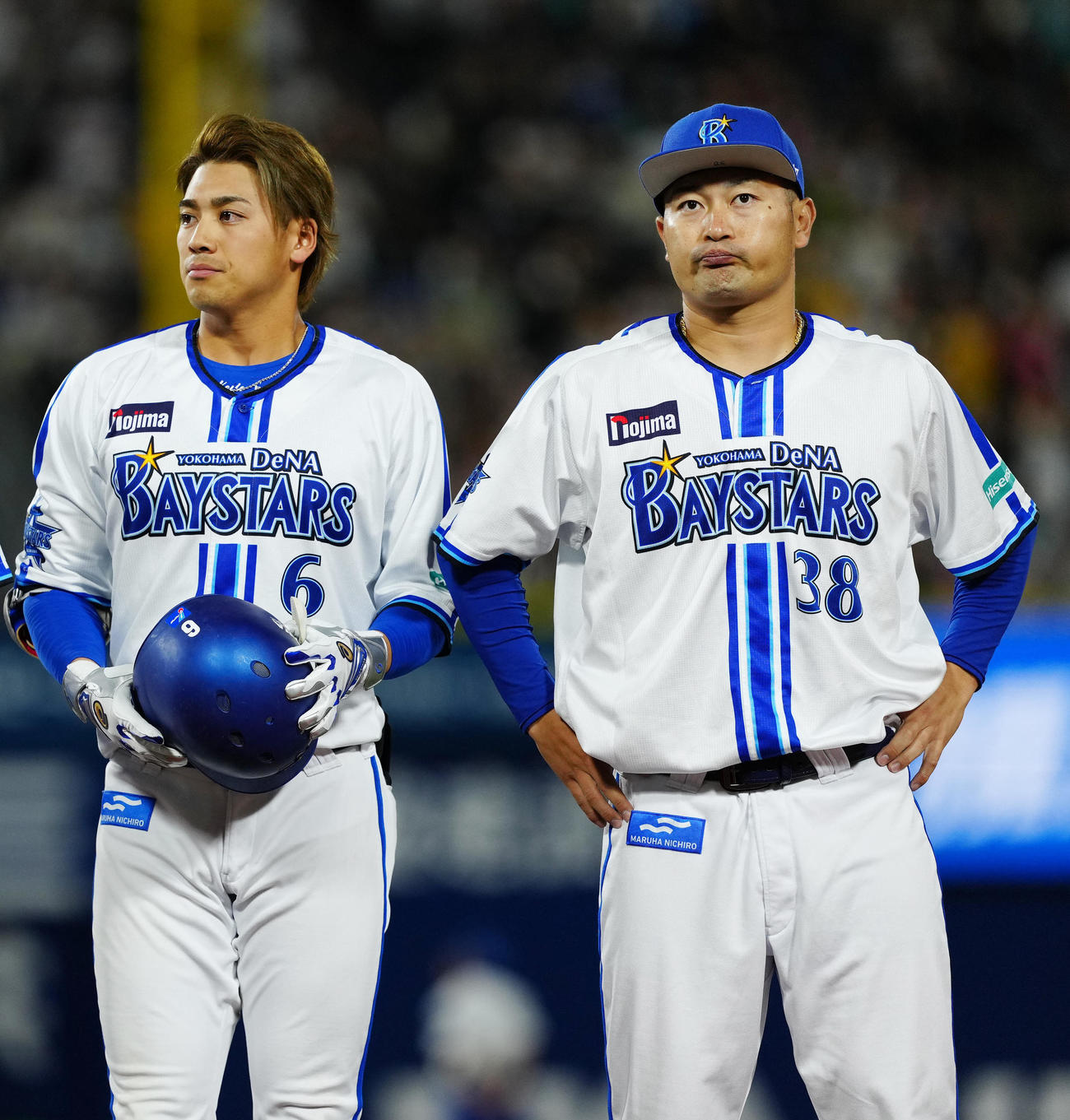 DeNA対ソフトバンク　試合後、あいさつするDeNA森唯（右）と森敬（撮影・江口和貴）