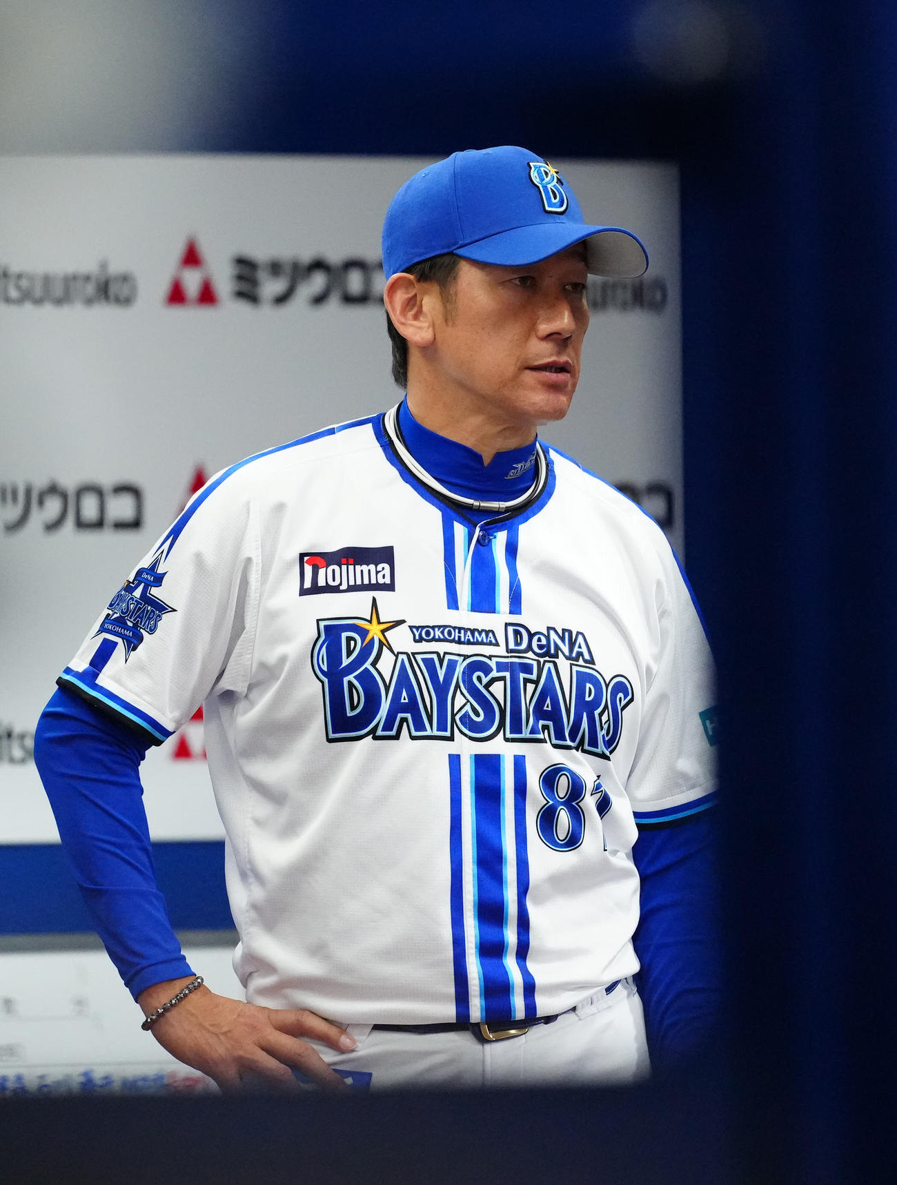 DeNA対ソフトバンク　8回表、治療に向かうDeNA5番手の中川虎を心配する三浦監督（撮影・江口和貴）