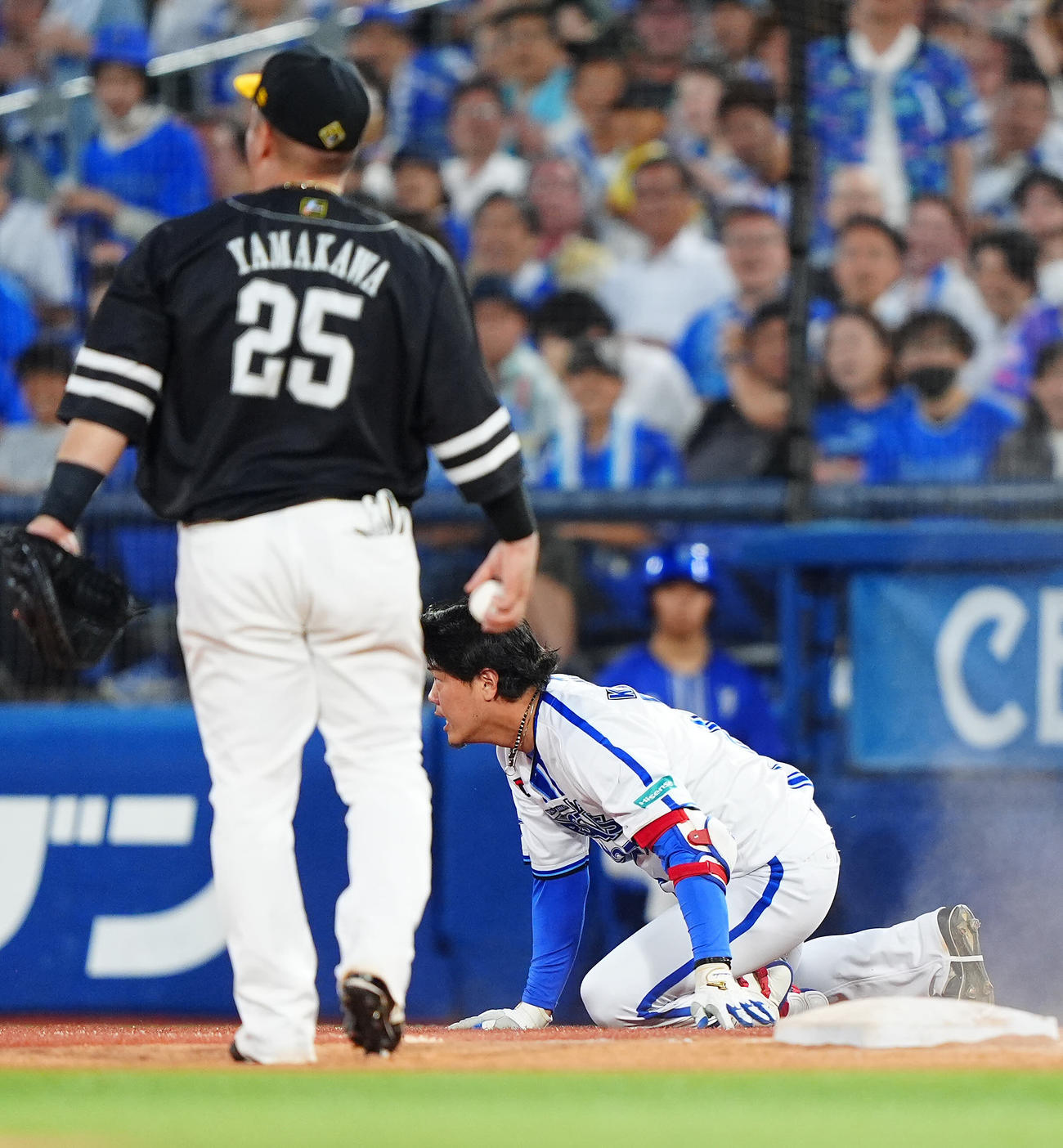 DeNA対ソフトバンク　3回裏DeNA無死、右ゴロを倒れ塁上で転倒した上茶谷（撮影・垰建太）
