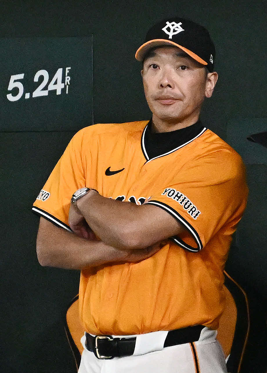 巨人対オリックス　9回裏、戦況を見守る巨人阿部監督（撮影・滝沢徹郎）