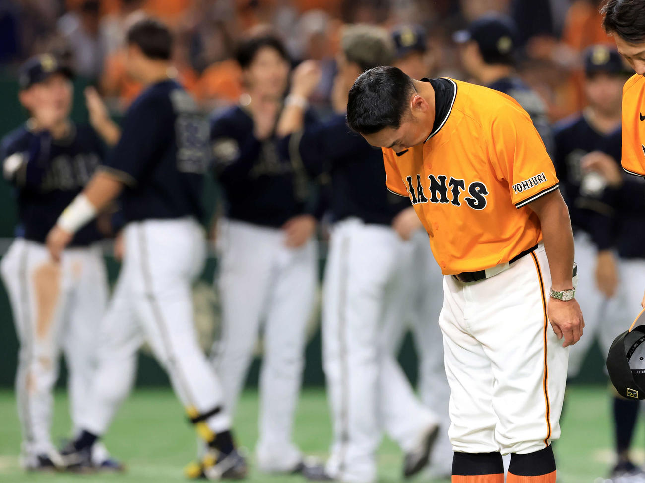 巨人対オリックス　完封負けを喫し、喜ぶオリックスの選手を背に一礼するする巨人阿部監督（撮影・浅見桂子）